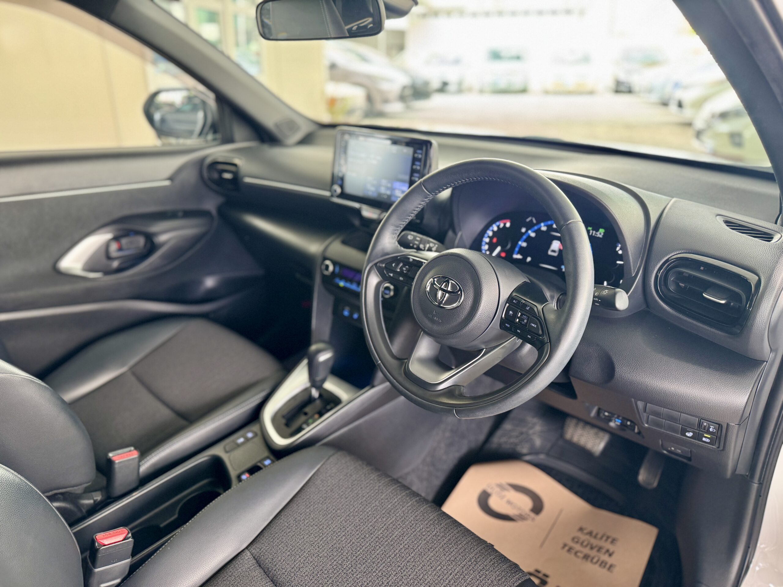 
								Toyota Yaris Cross full									