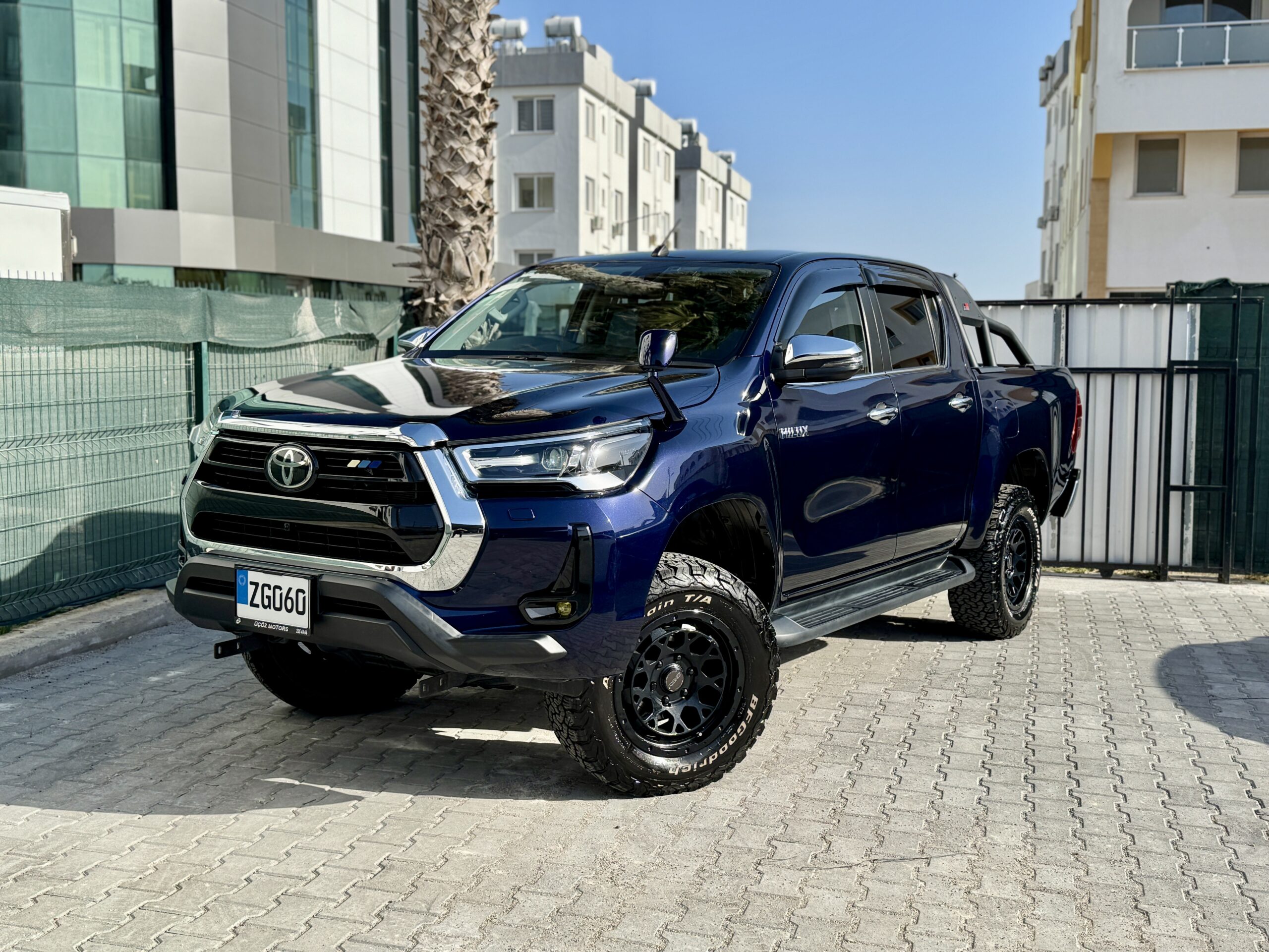 
								Toyota Hilux full									