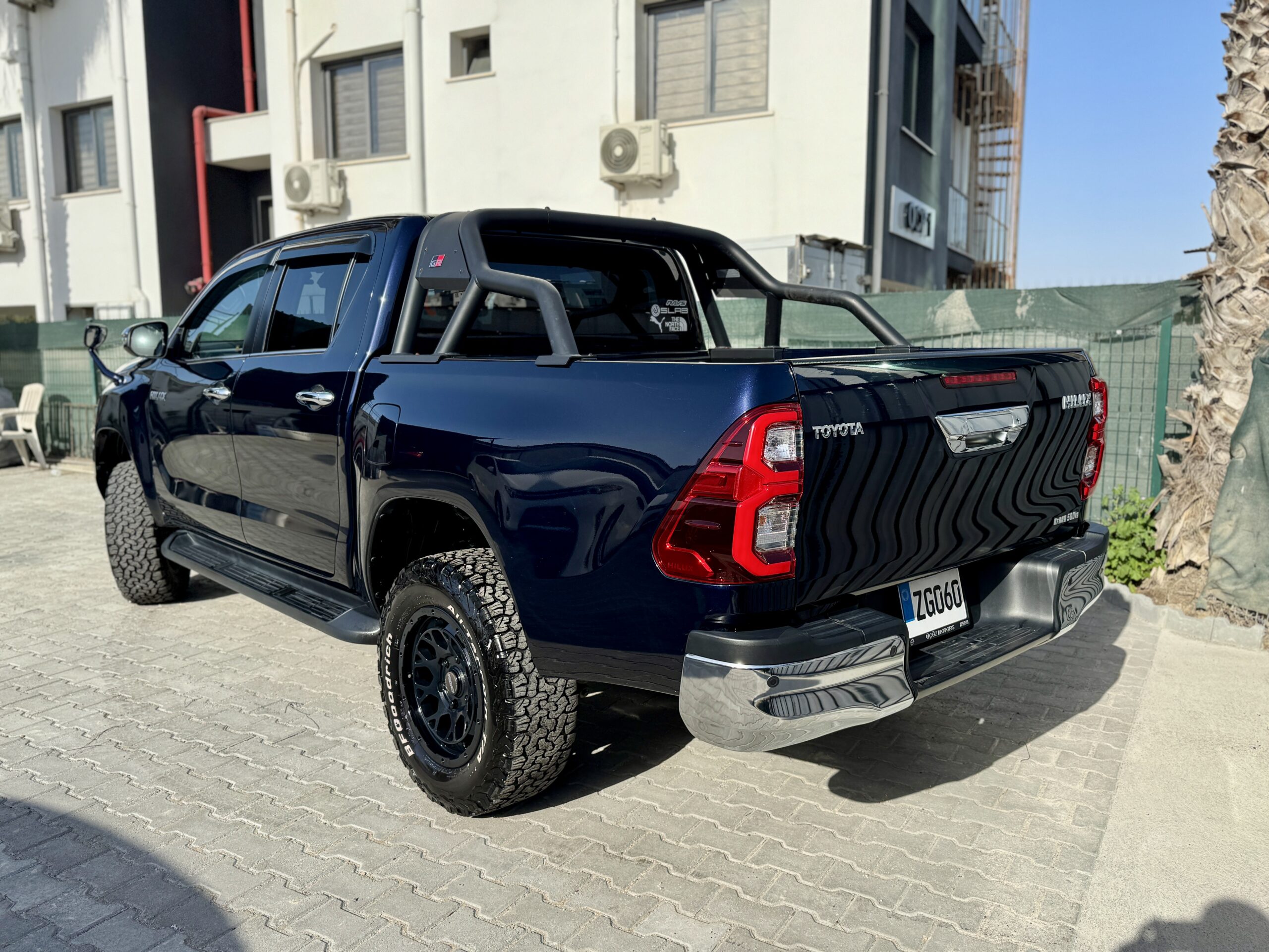 
								Toyota Hilux full									