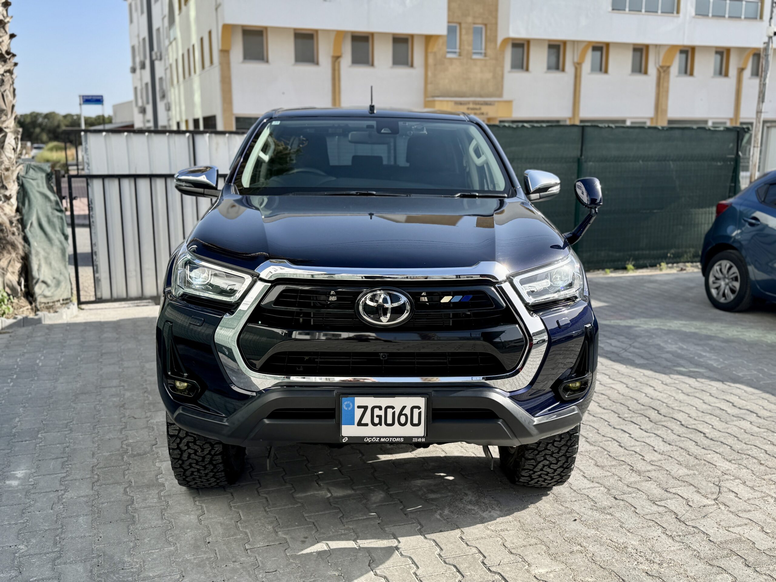 
								Toyota Hilux full									
