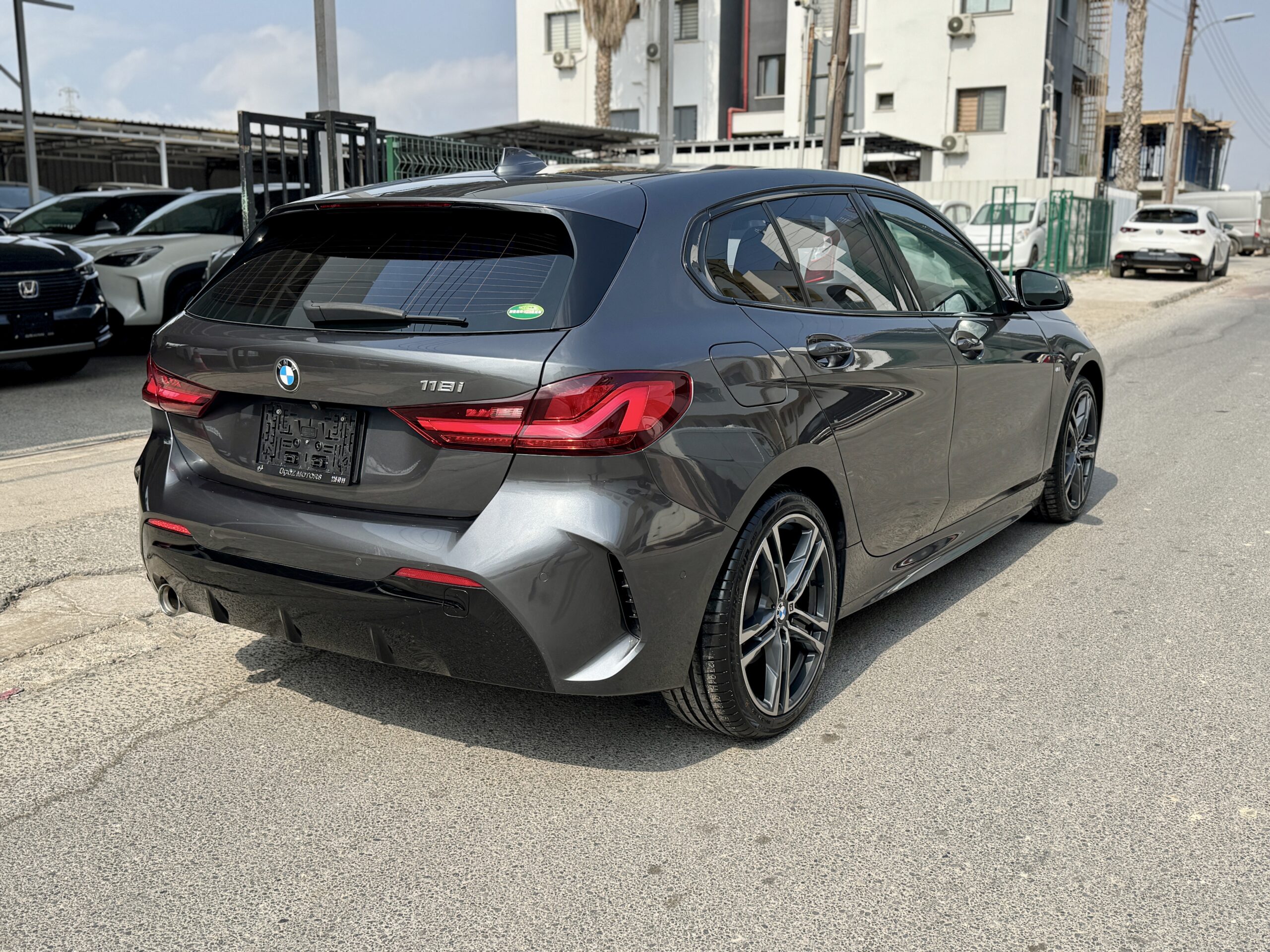 
								BMW 1 SERIES M SPORT full									