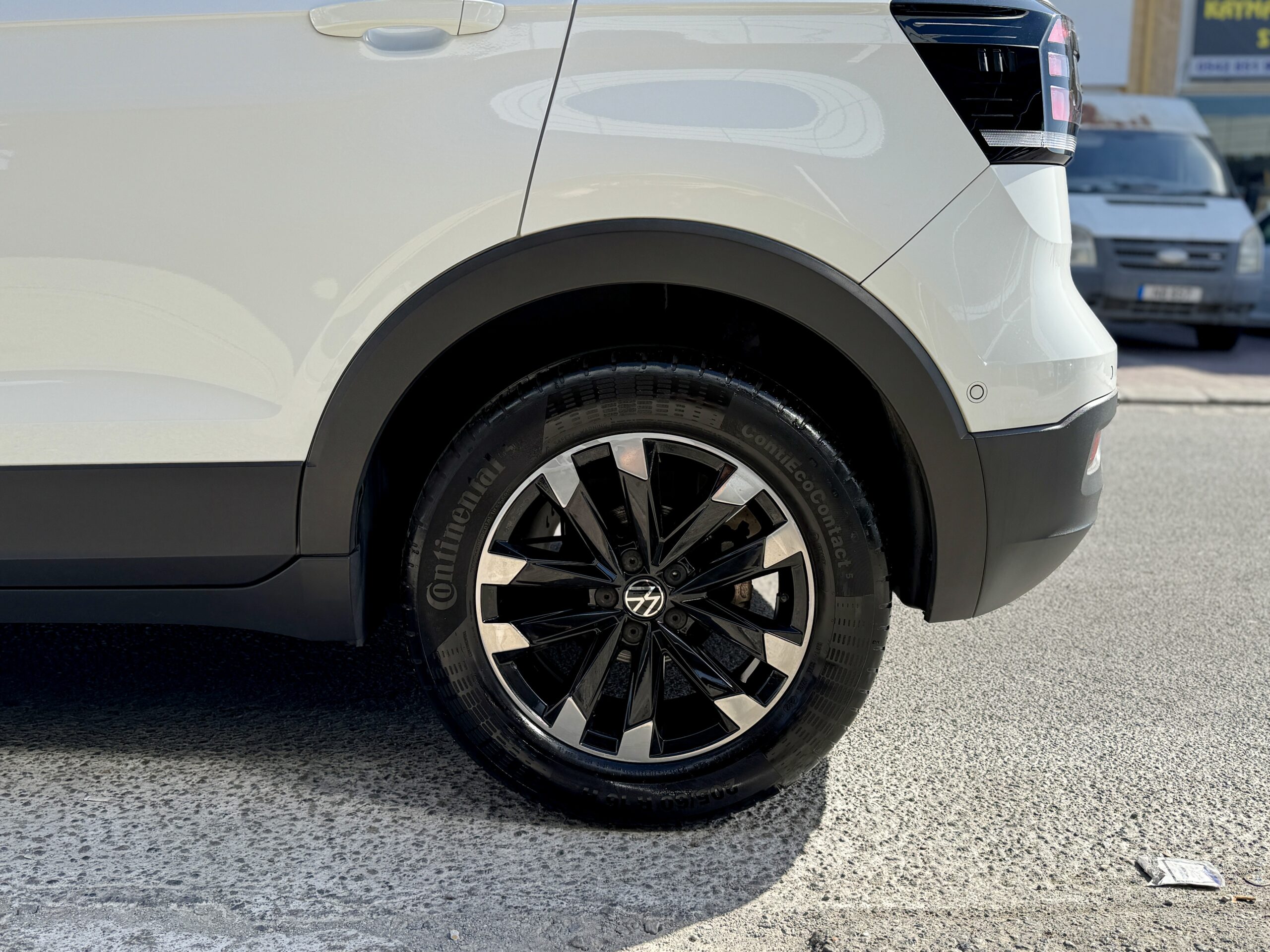 
								Volkswagen T-cross full									