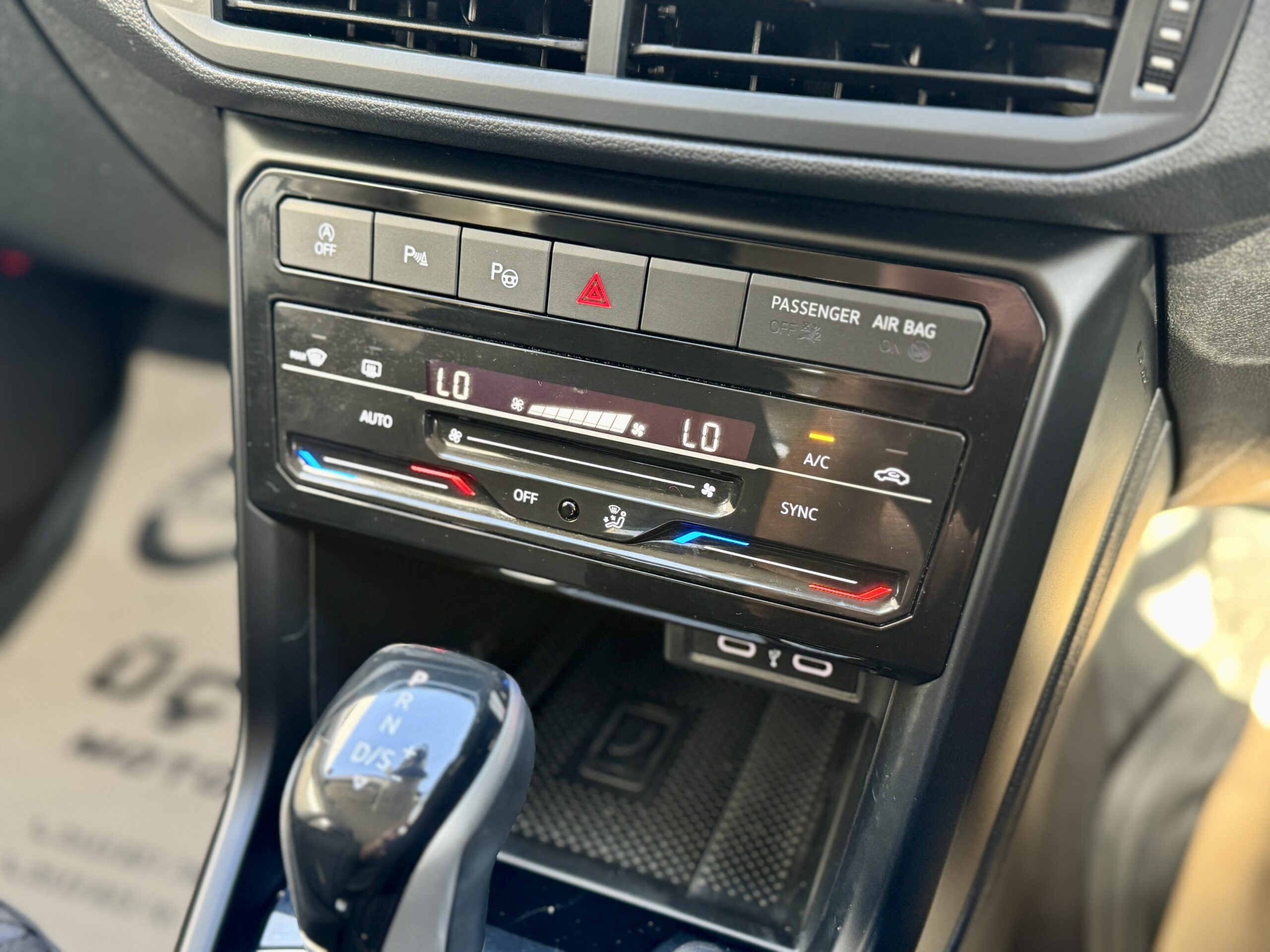 
								Volkswagen T-cross full									