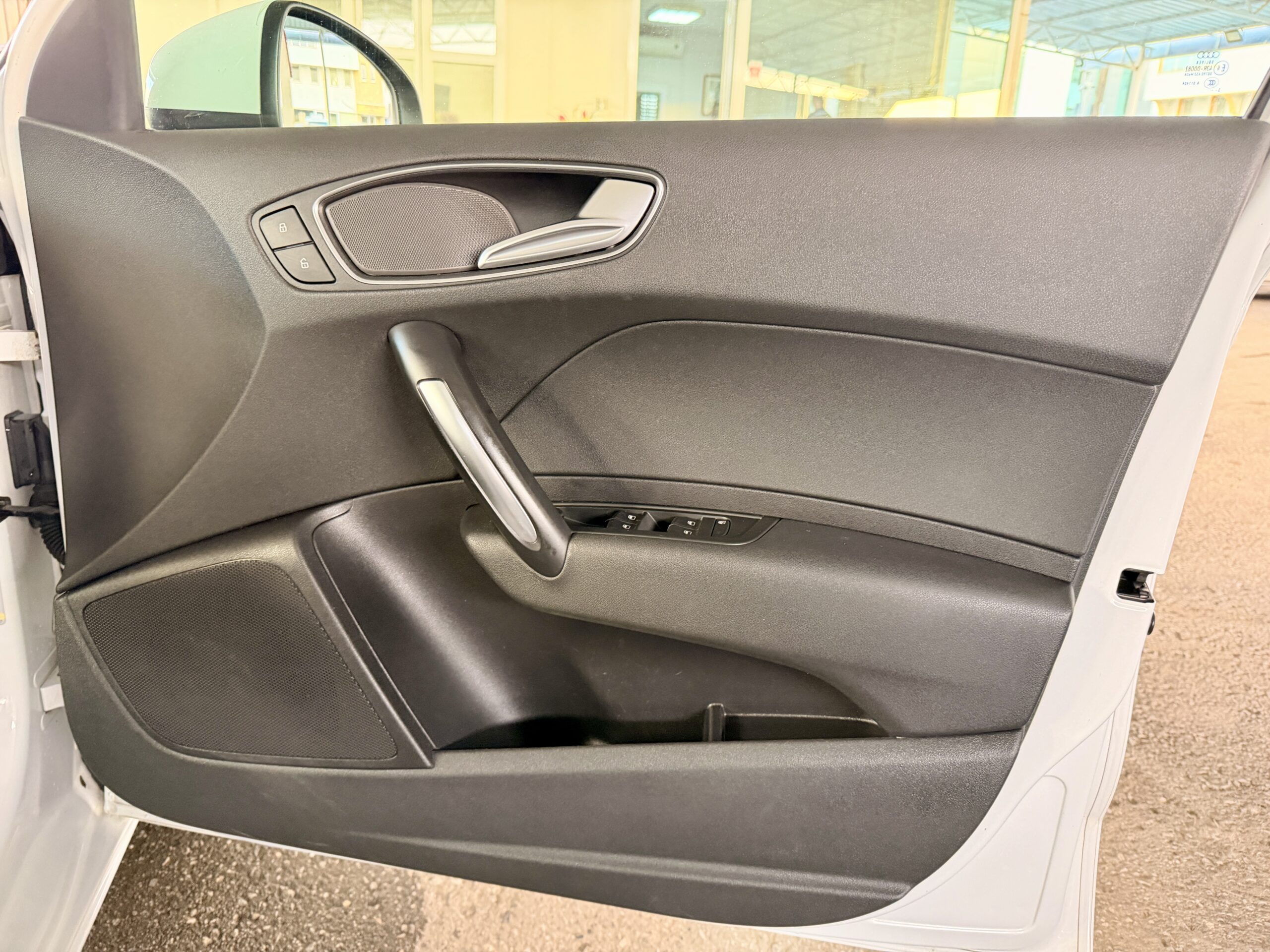 
								AUDI A1 SPORTBACK full									