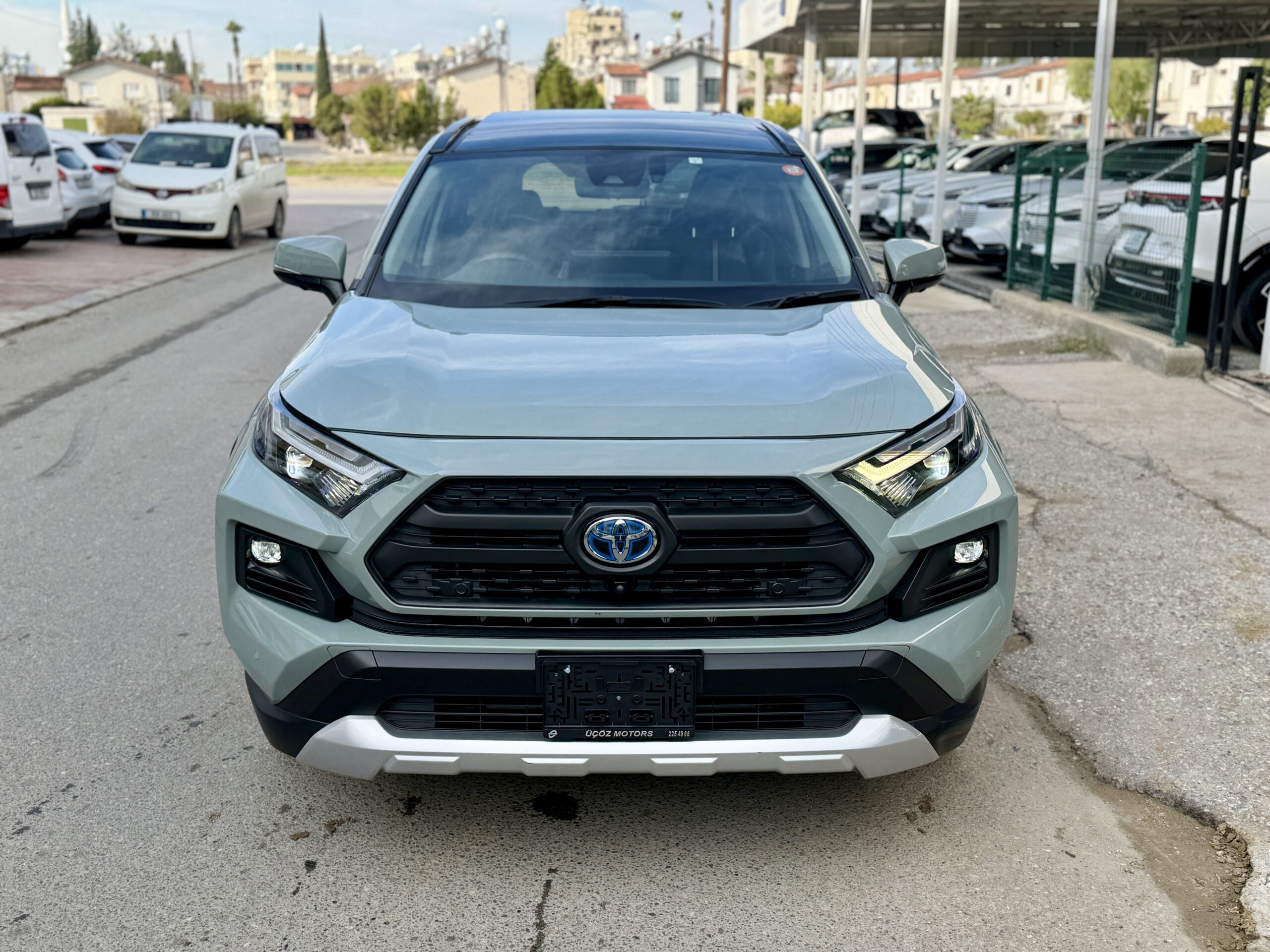 
								TOYOTA RAV 4 HIBRIT full									