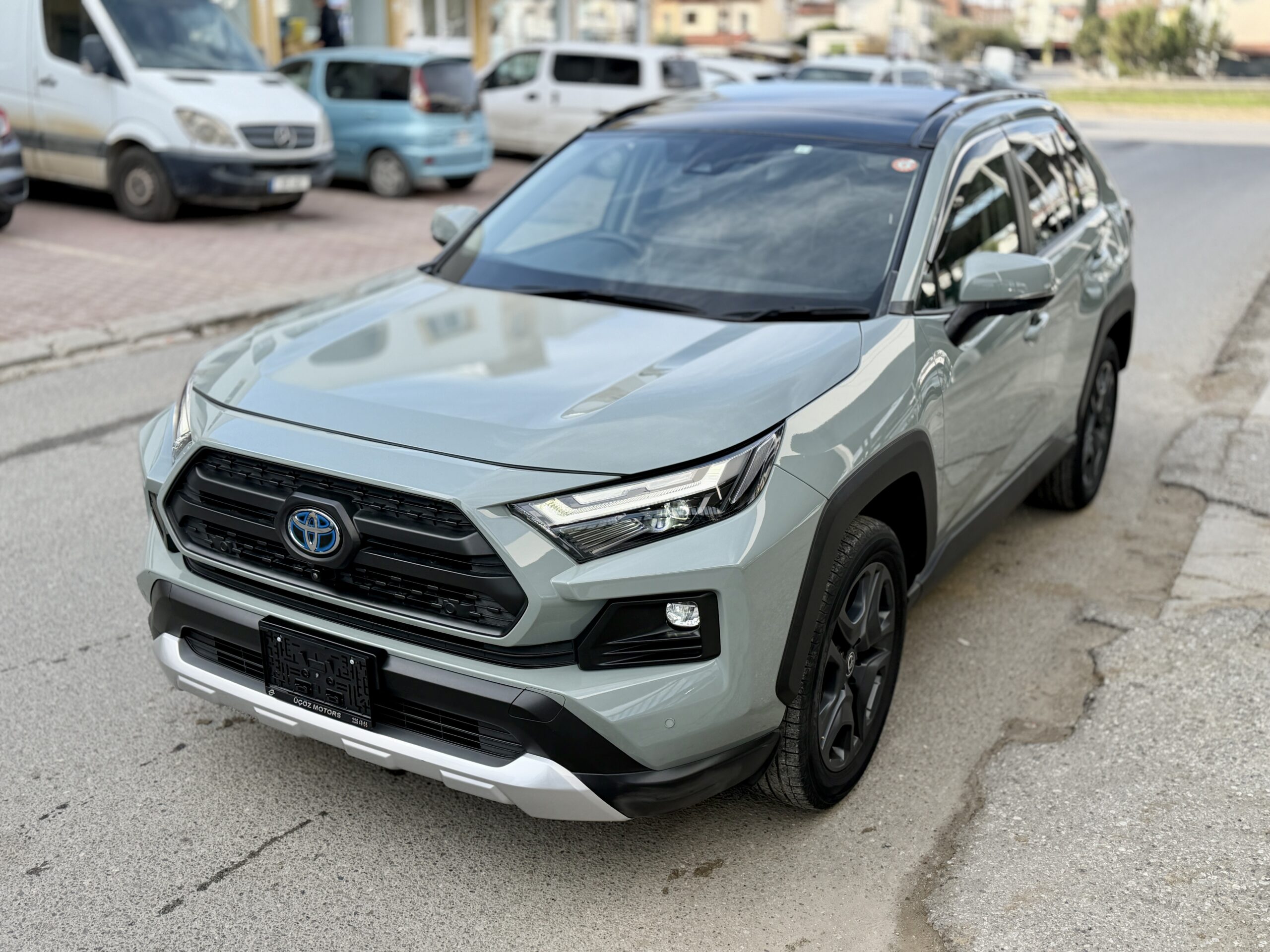 
								TOYOTA RAV 4 HIBRIT full									