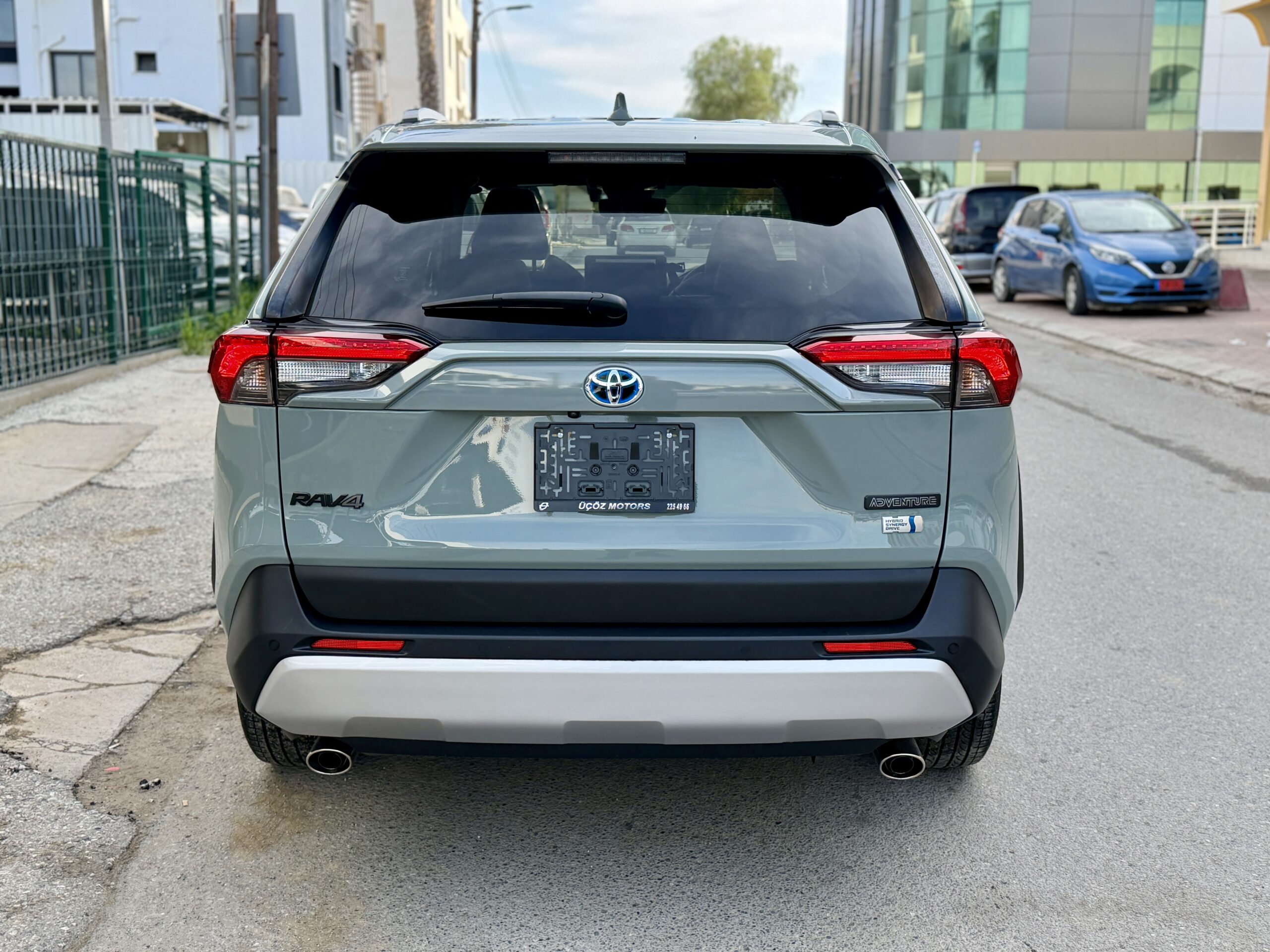 
								TOYOTA RAV 4 HIBRIT full									