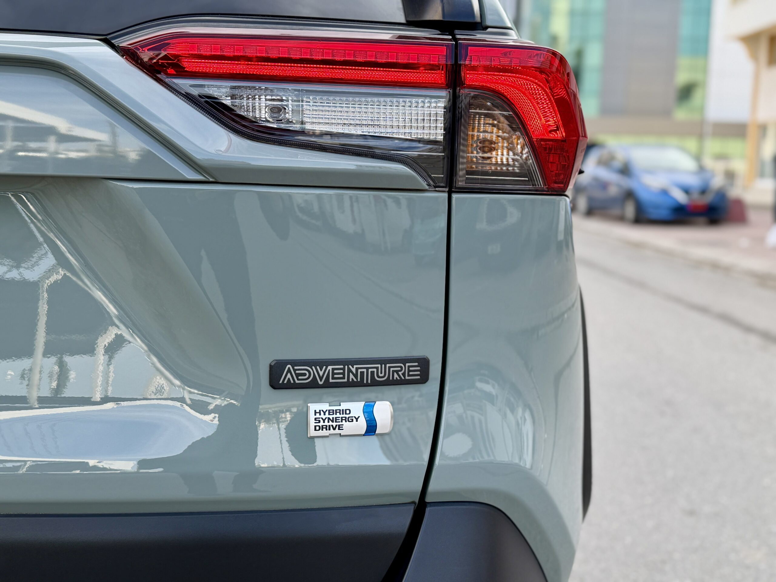 
								TOYOTA RAV 4 HIBRIT full									