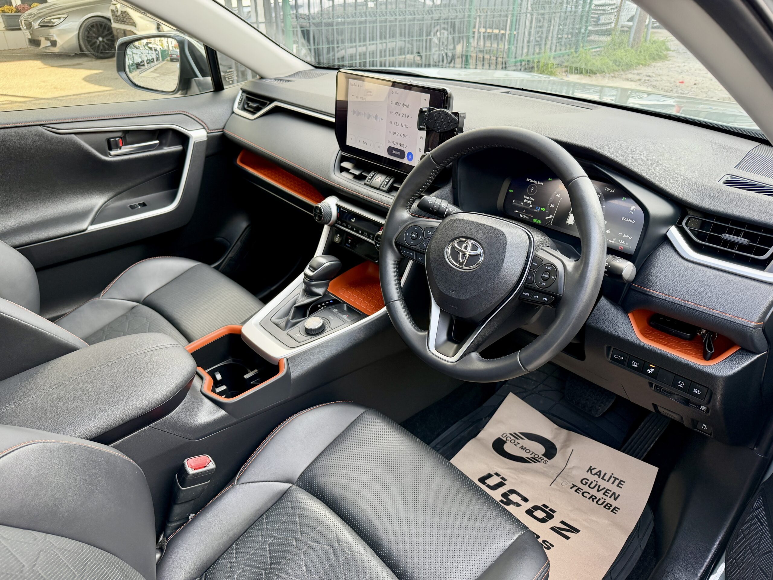 
								TOYOTA RAV 4 HIBRIT full									