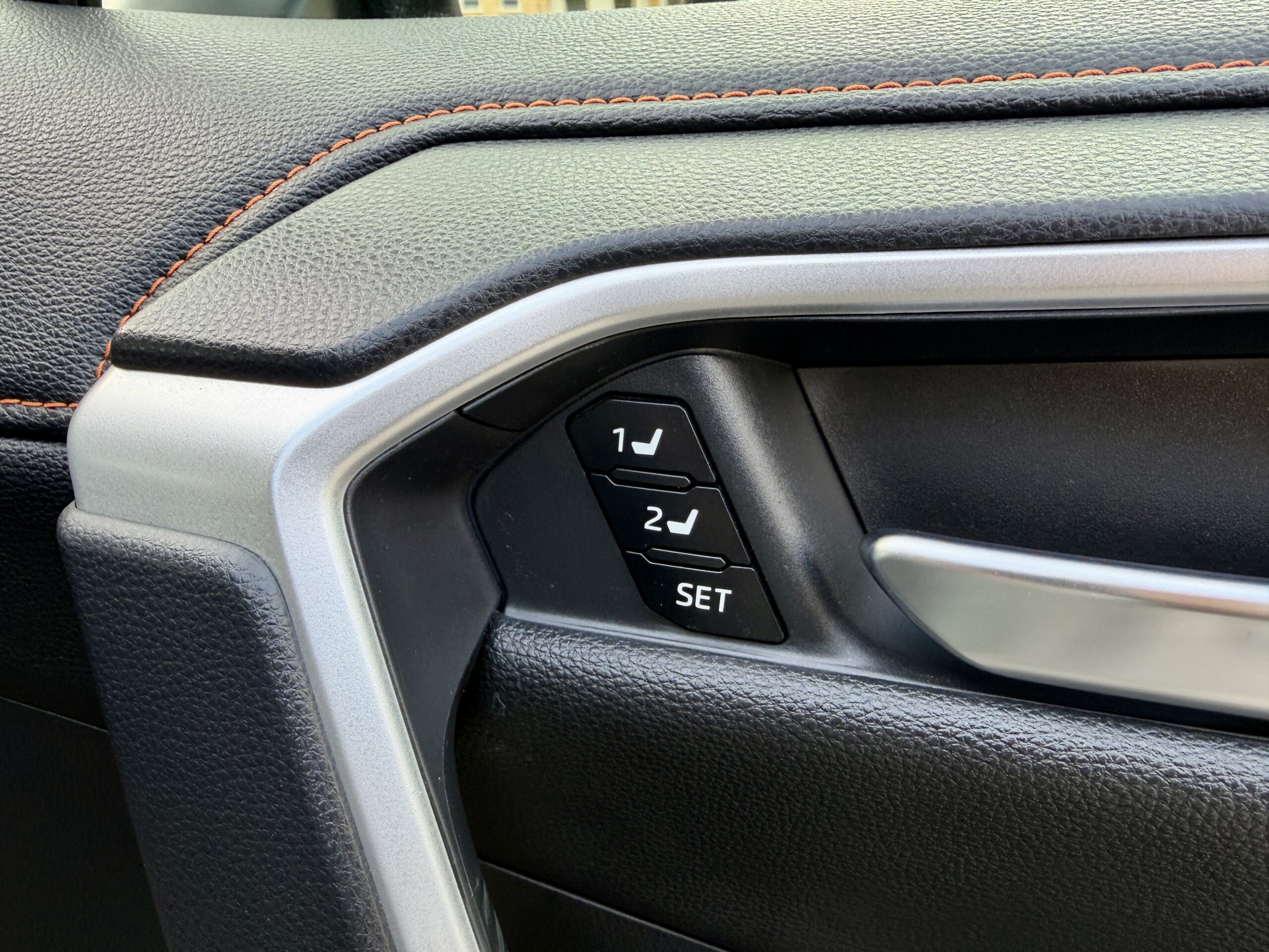 
								TOYOTA RAV 4 HIBRIT full									