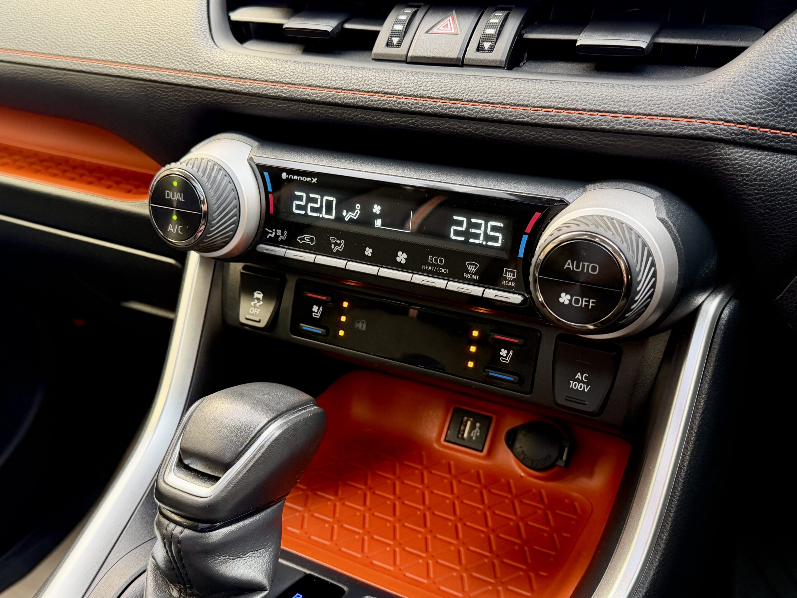 
								TOYOTA RAV 4 HIBRIT full									