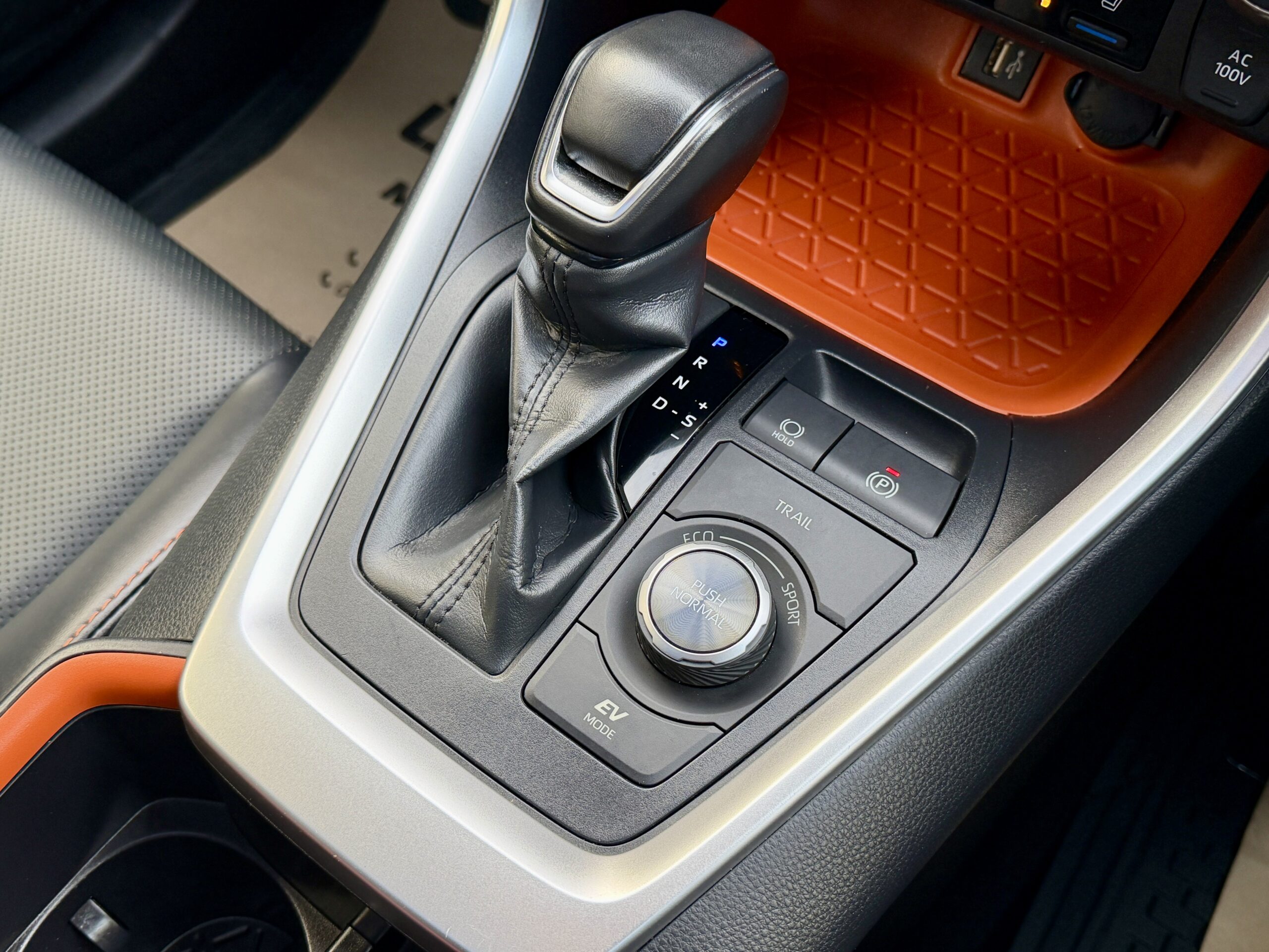 
								TOYOTA RAV 4 HIBRIT full									