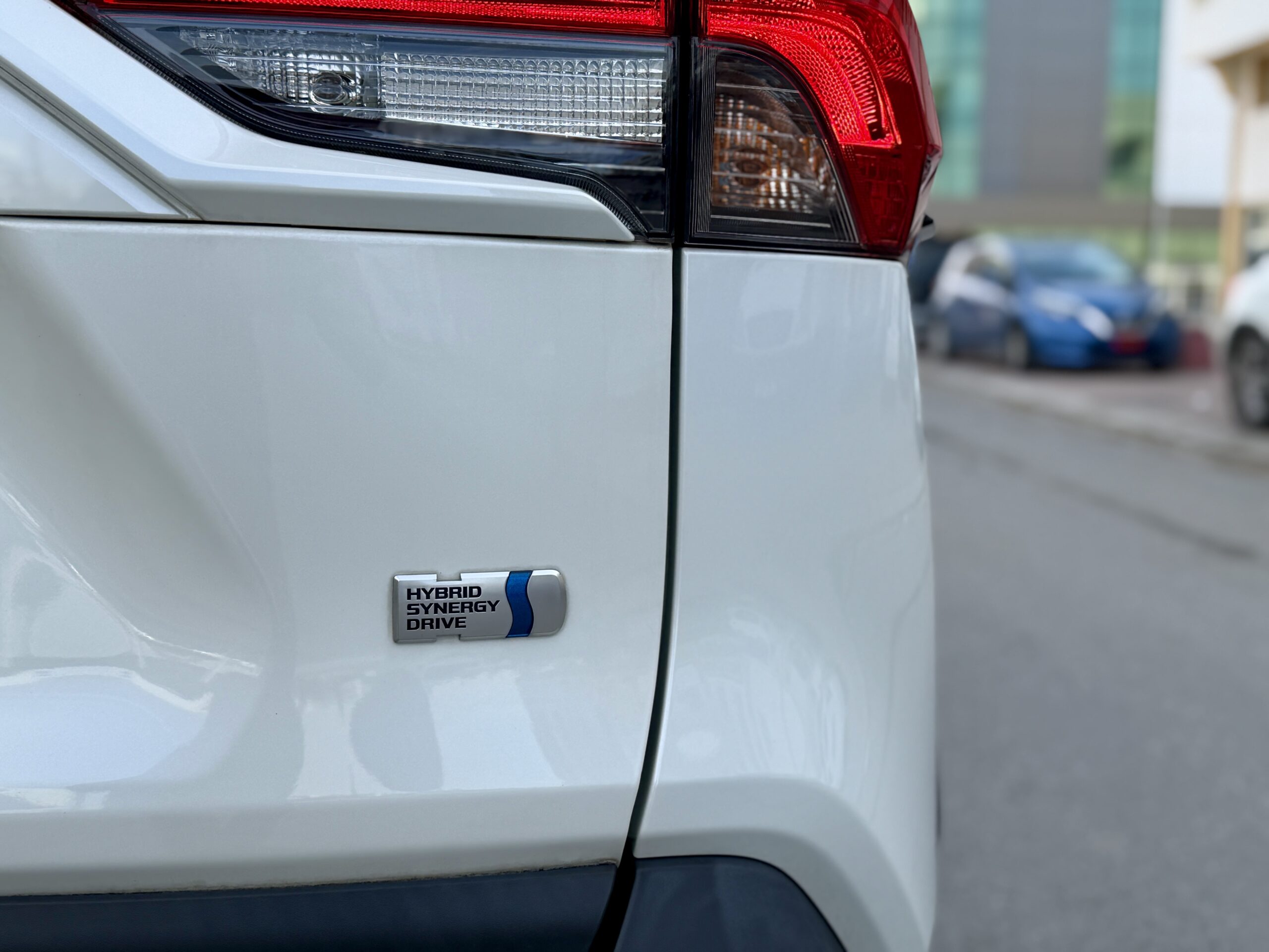 
								TOYOTA RAV4 HIBRIT full									