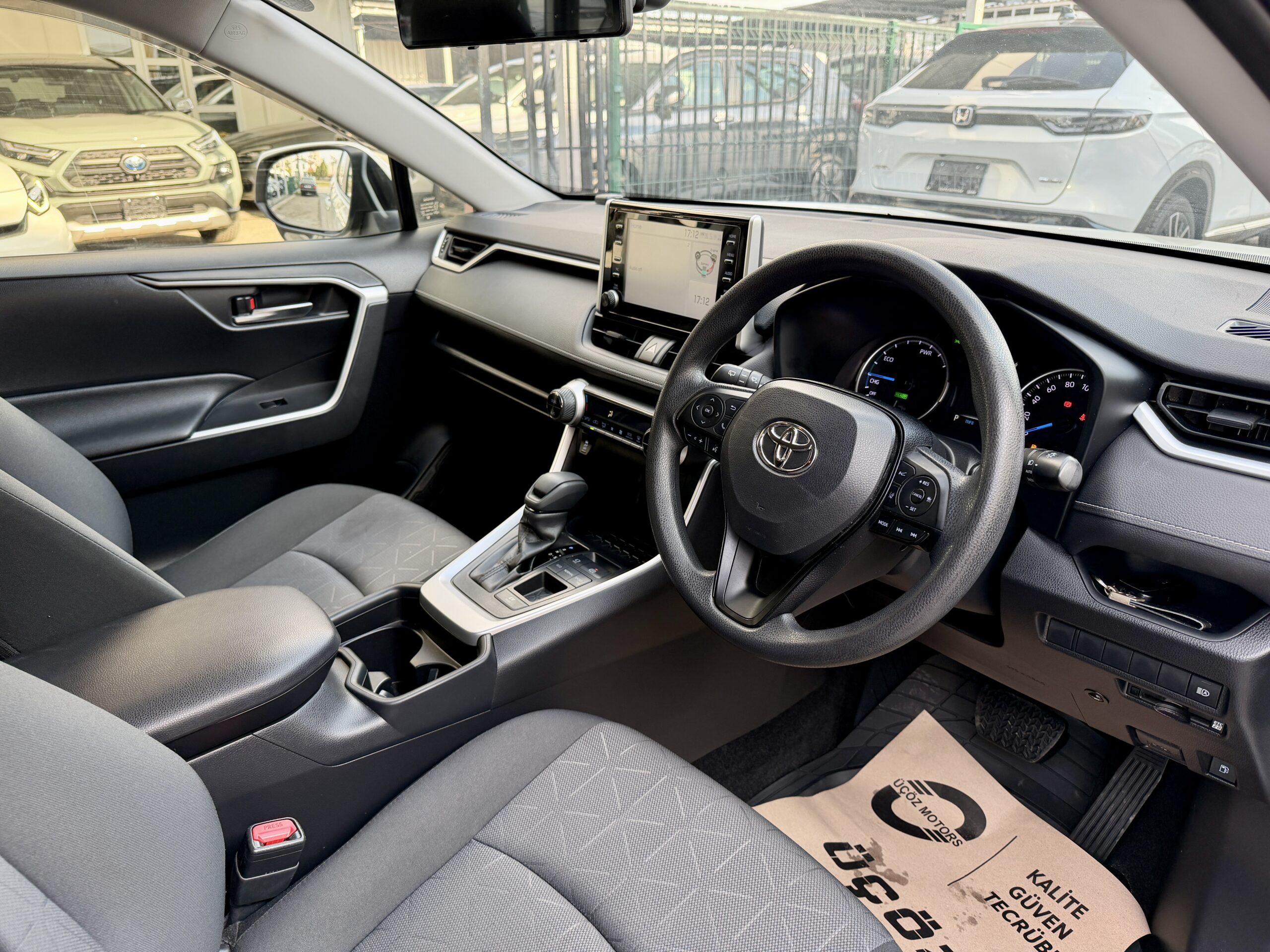 
								TOYOTA RAV4 HIBRIT full									