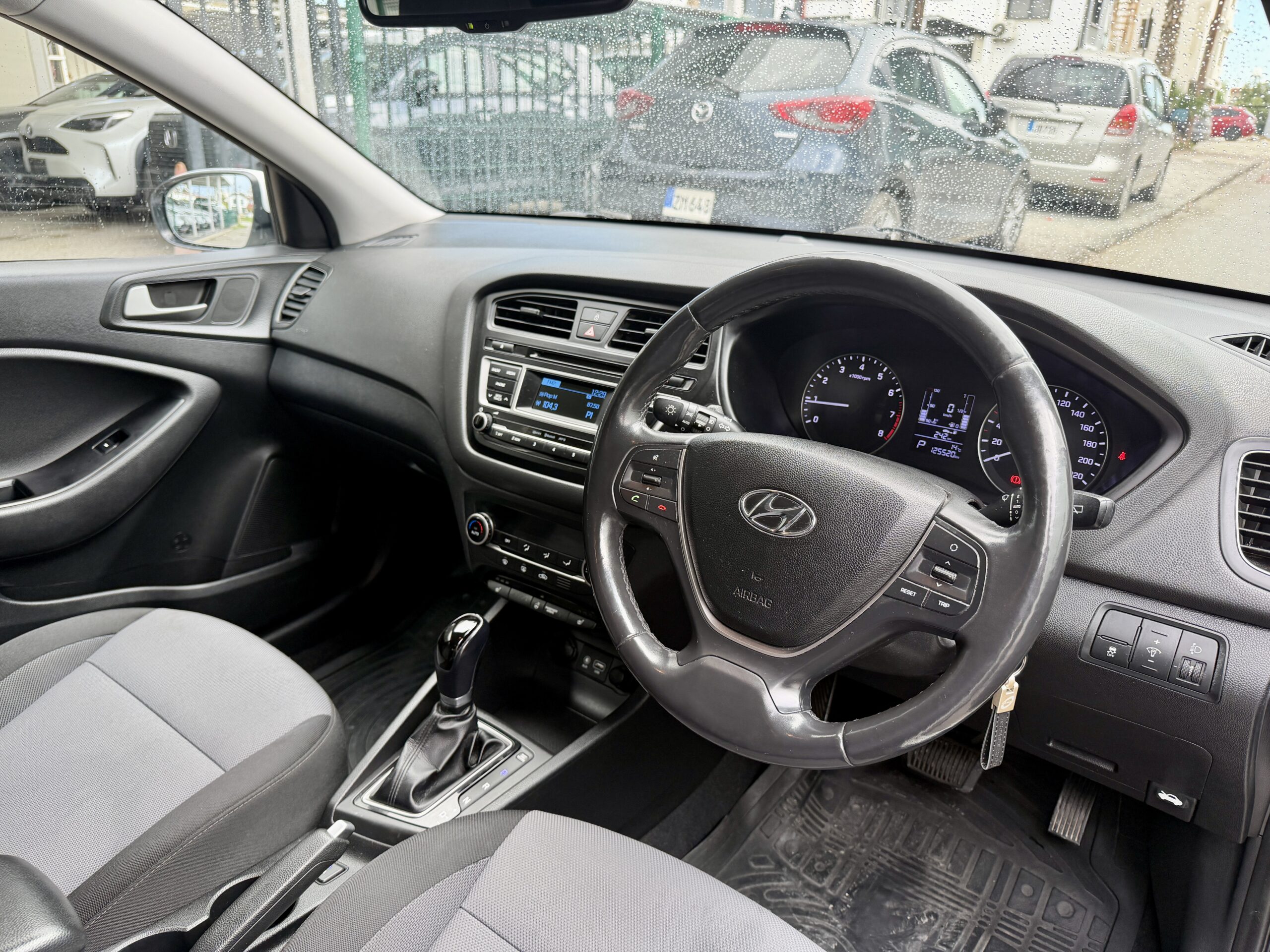 
								Hyundai i20 full									