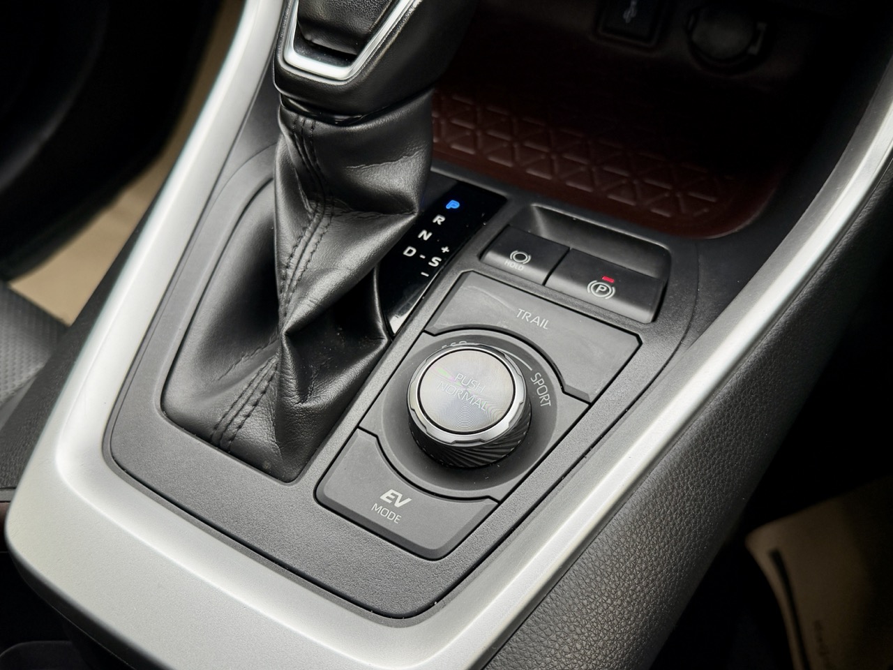 
								Toyota Rav4 Hıbrıt full									