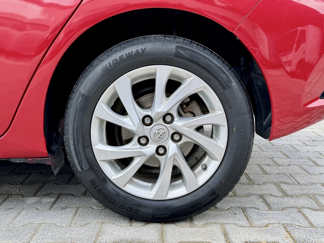 
								Toyota Auris full									