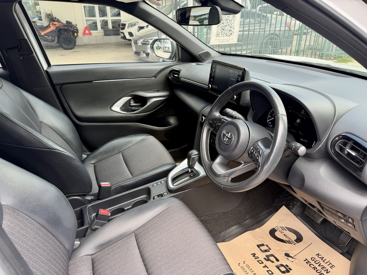 
								Toyota Yarıis Cross full									