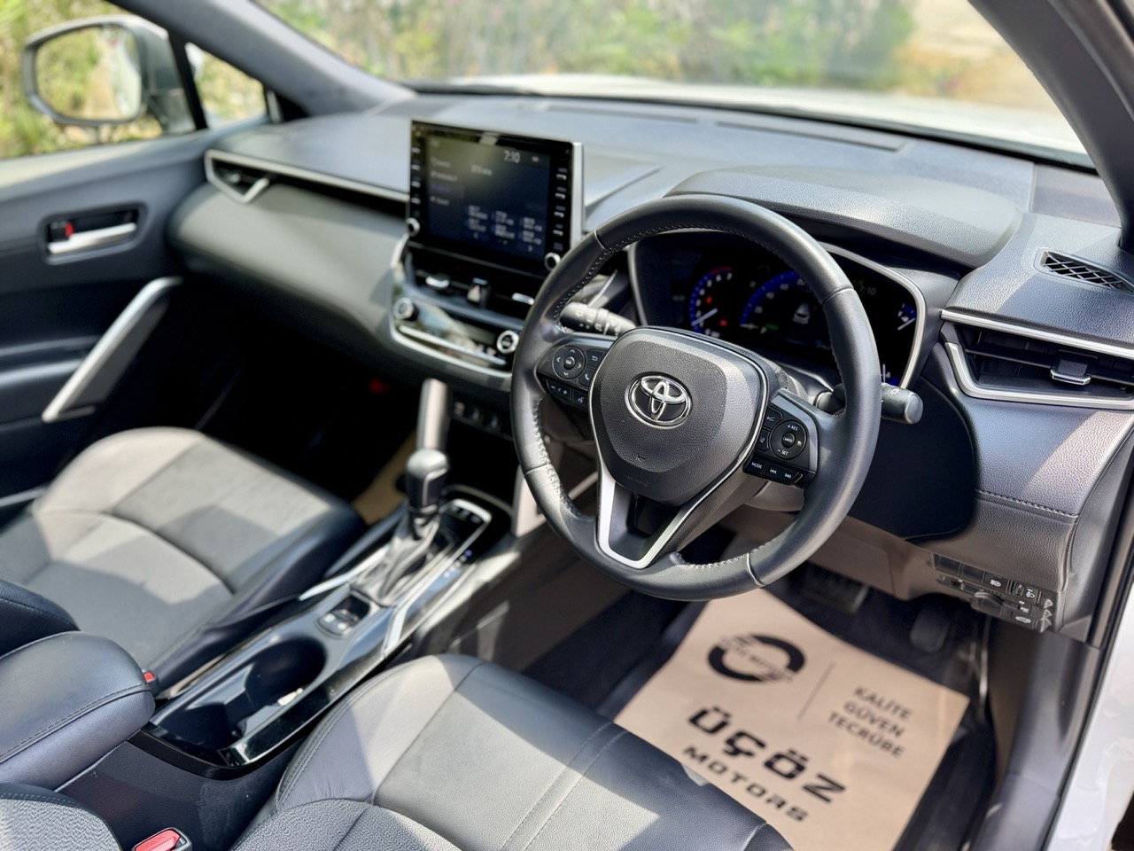 
								TOYOTA COROLLA CROSS HYBIRD full									