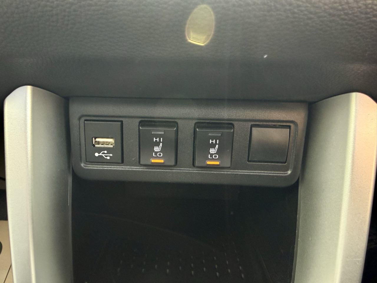 
								TOYOTA COROLLA CROSS HYBIRD full									