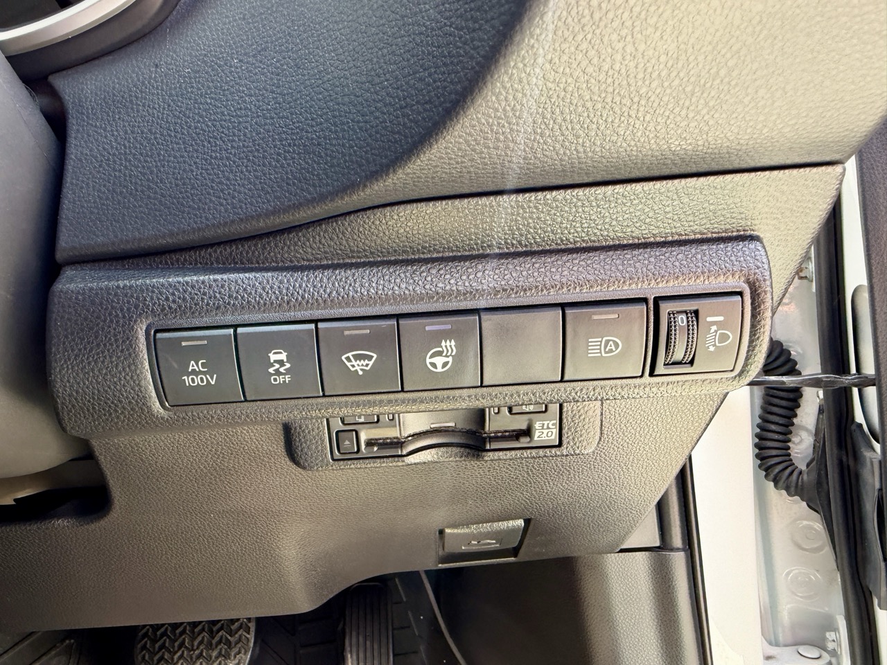 
								TOYOTA COROLLA HIBRIT full									