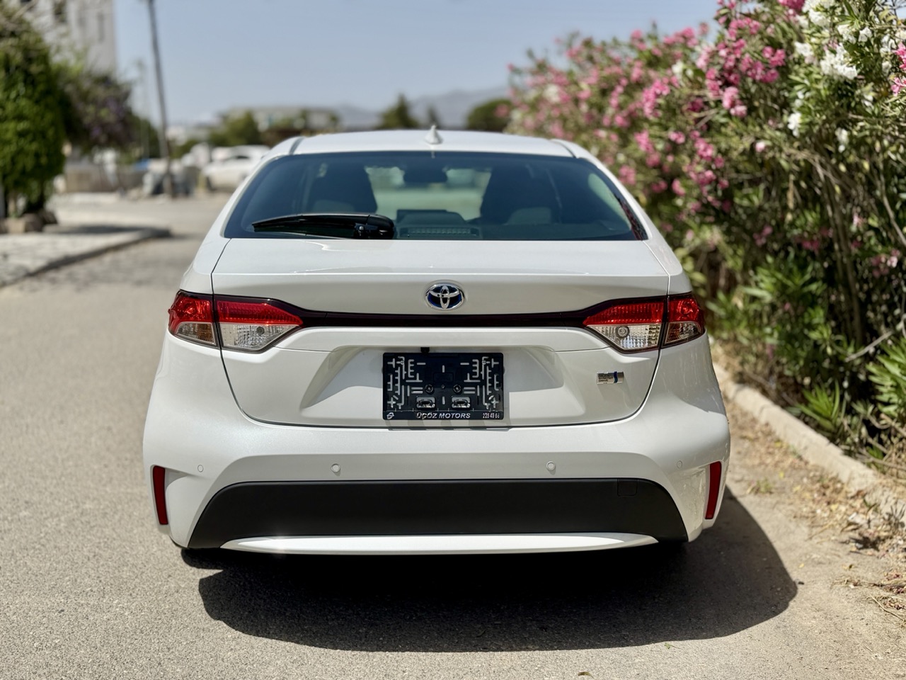 
								TOYOTA COROLLA HIBRIT full									