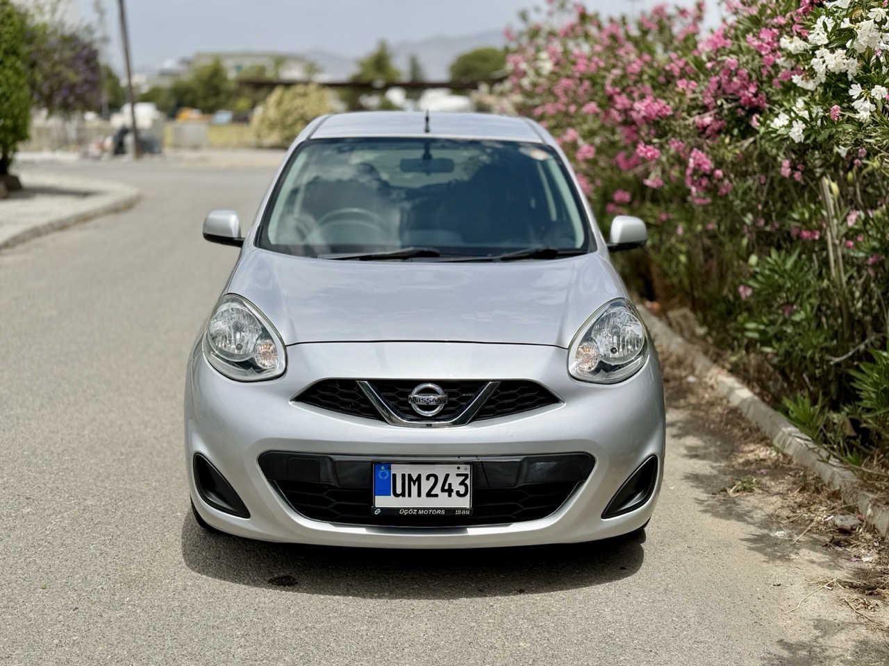 
								Nissan March full									