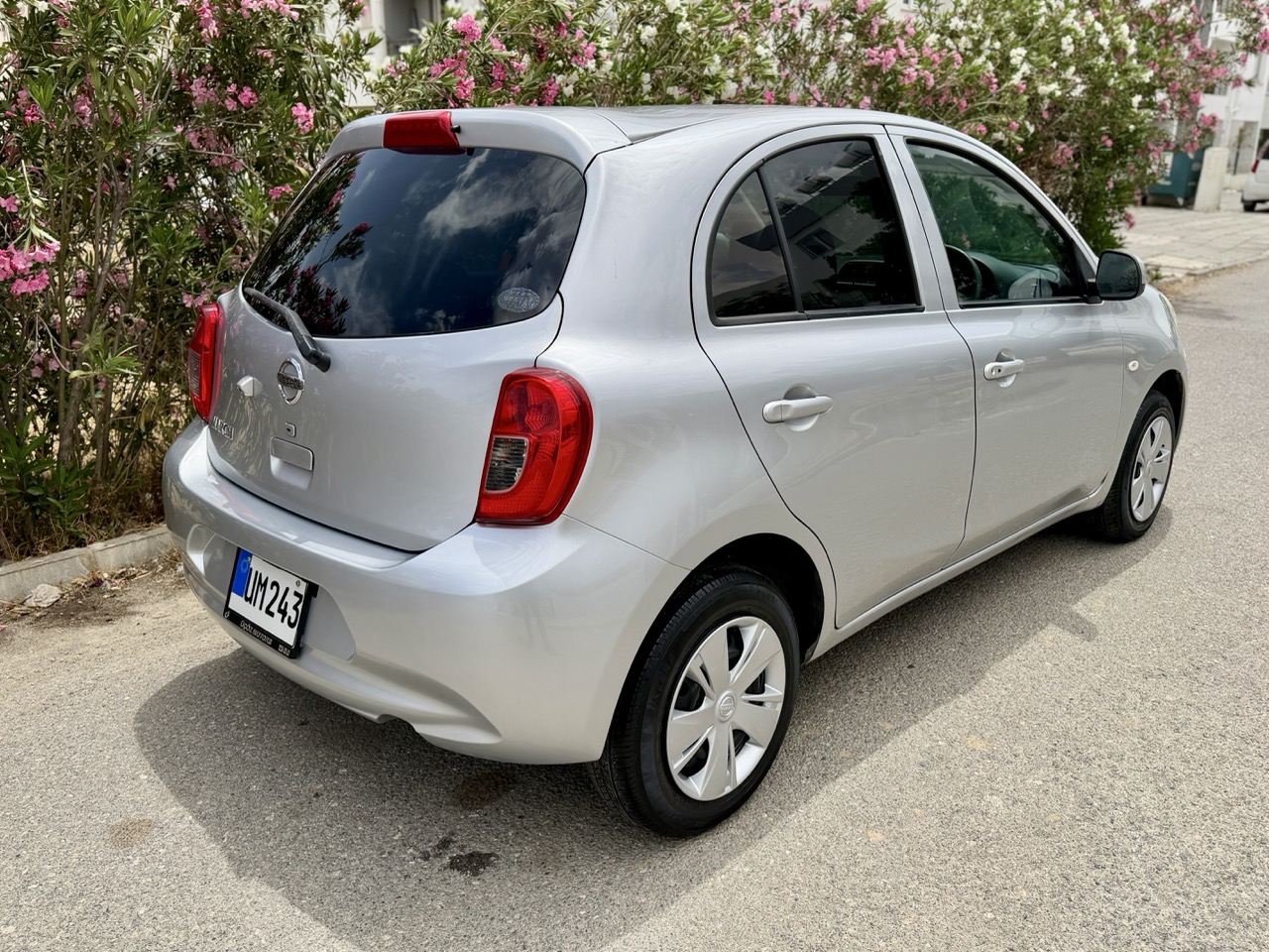 
								Nissan March full									