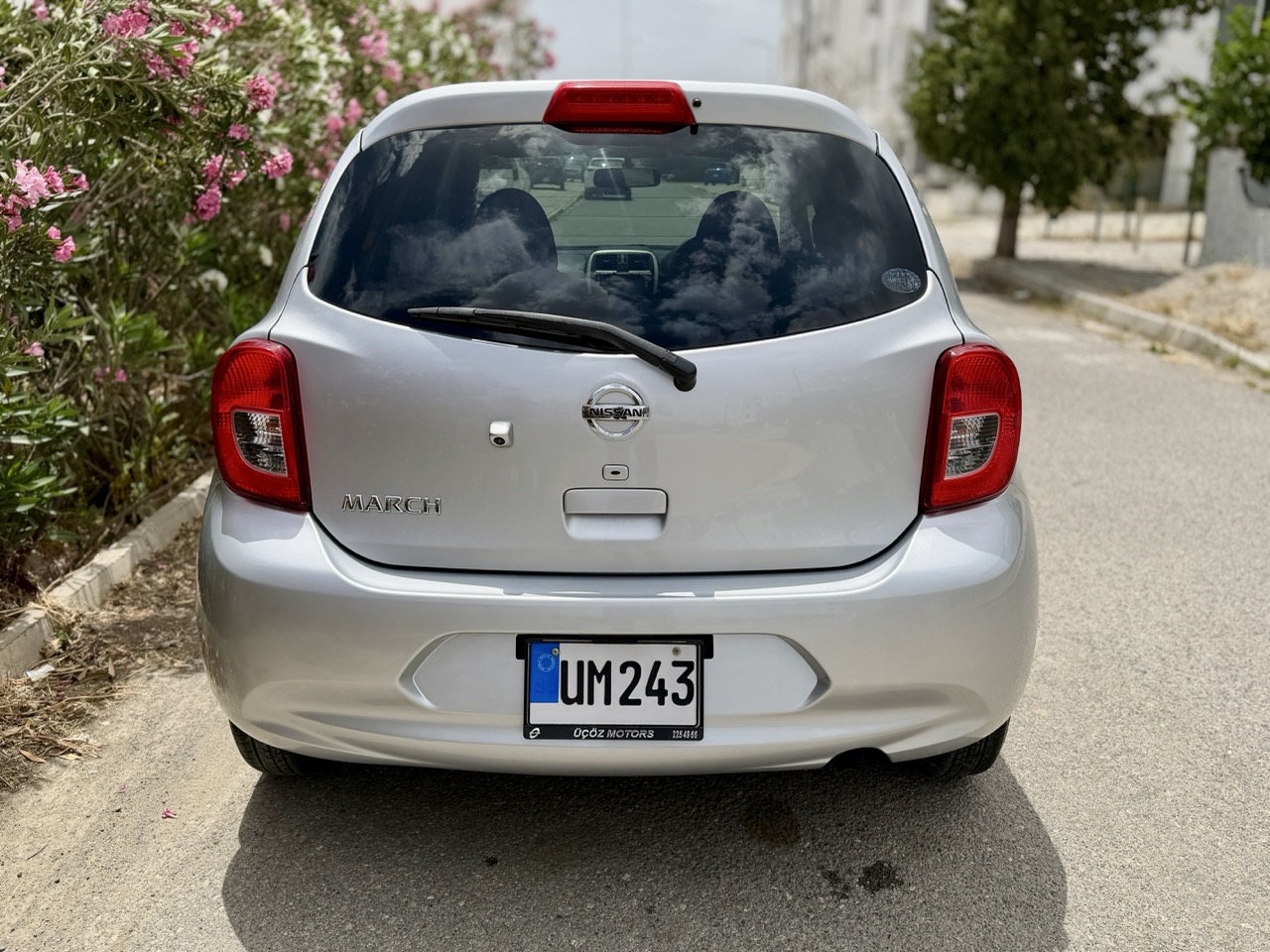 
								Nissan March full									