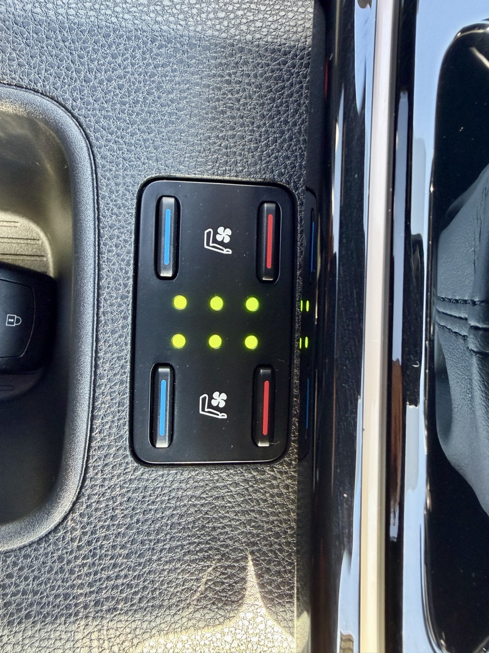 
								TOYOTA COROLLA CROSS full									