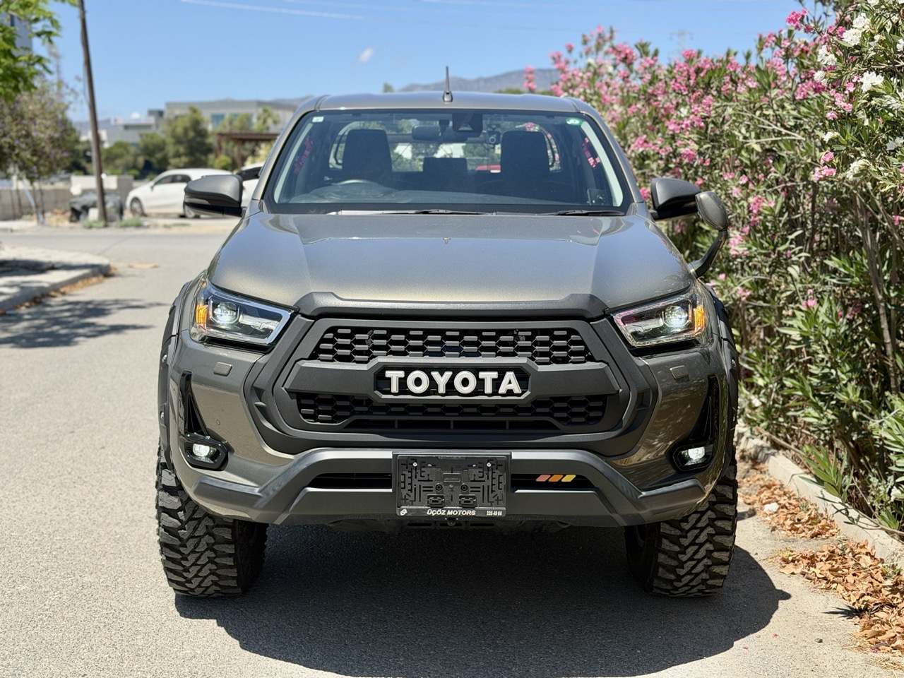 
								TOYOTA HILUX full									