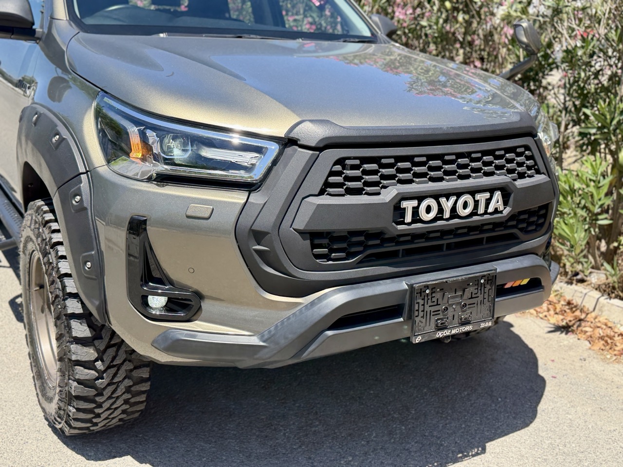 
								TOYOTA HILUX full									
