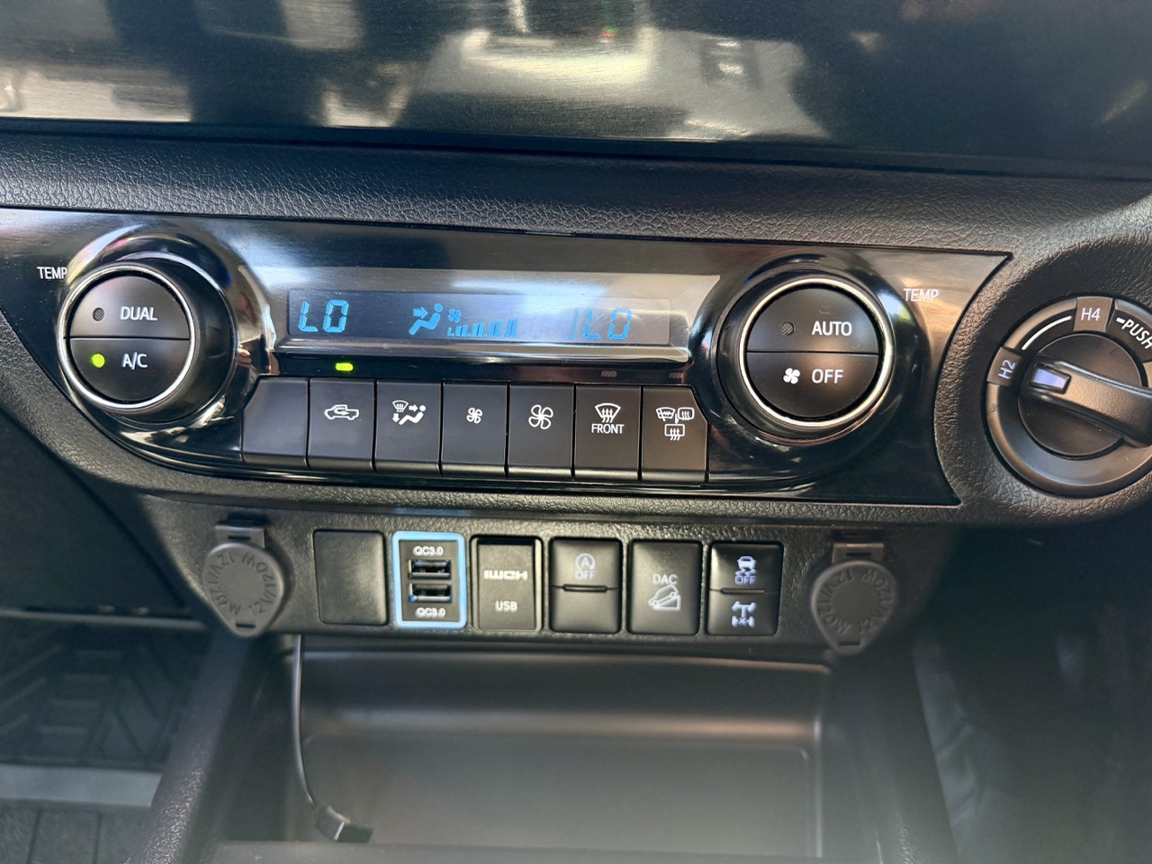 
								TOYOTA HILUX full									