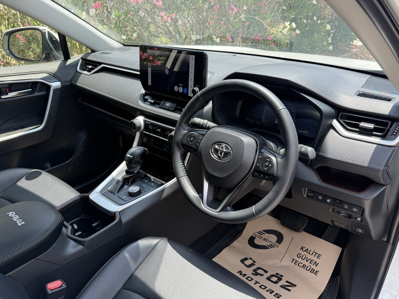 
								Toyota RAV4 PLUG IN HIBRIT full									