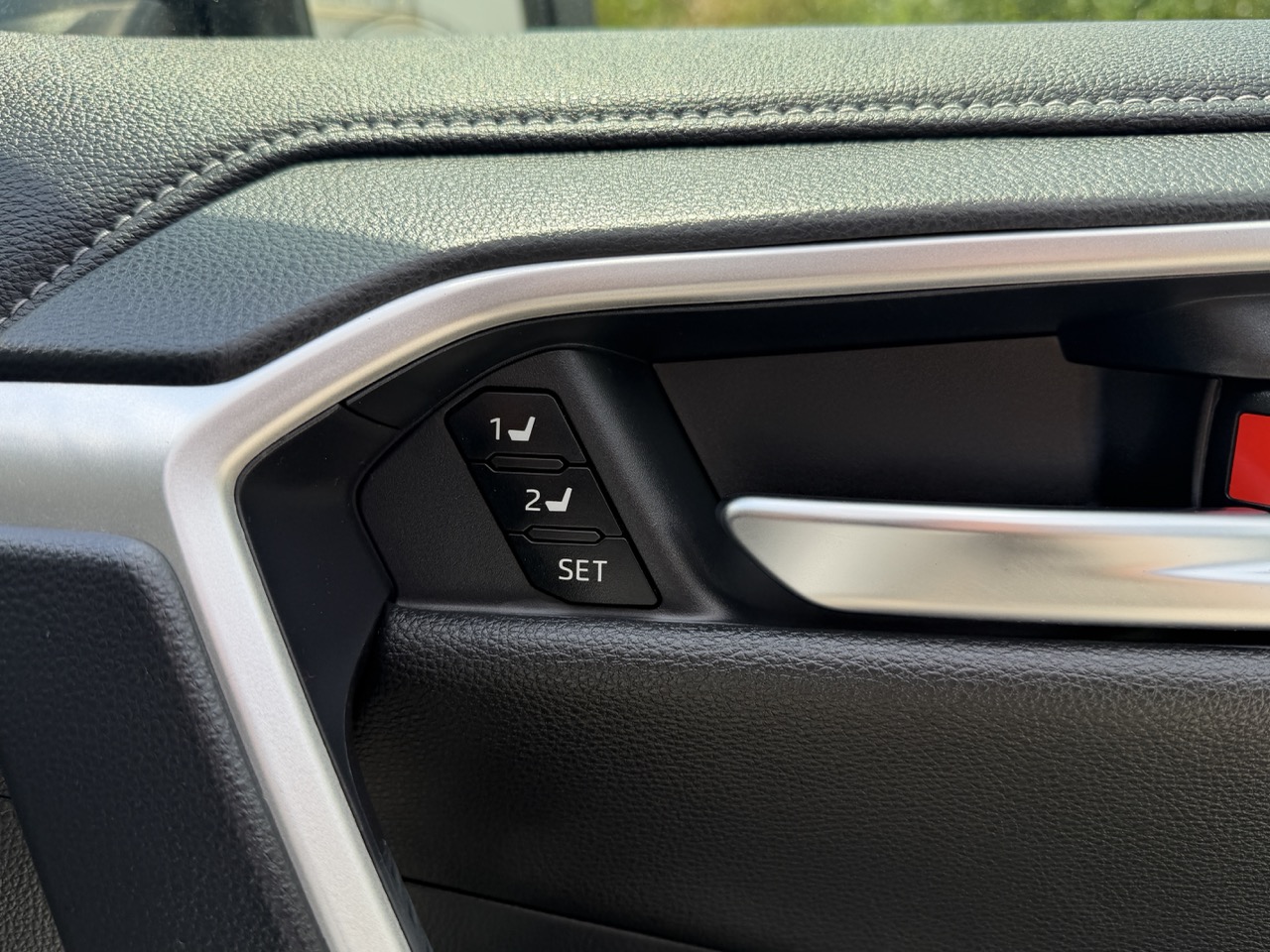 
								Toyota RAV4 PLUG IN HIBRIT full									