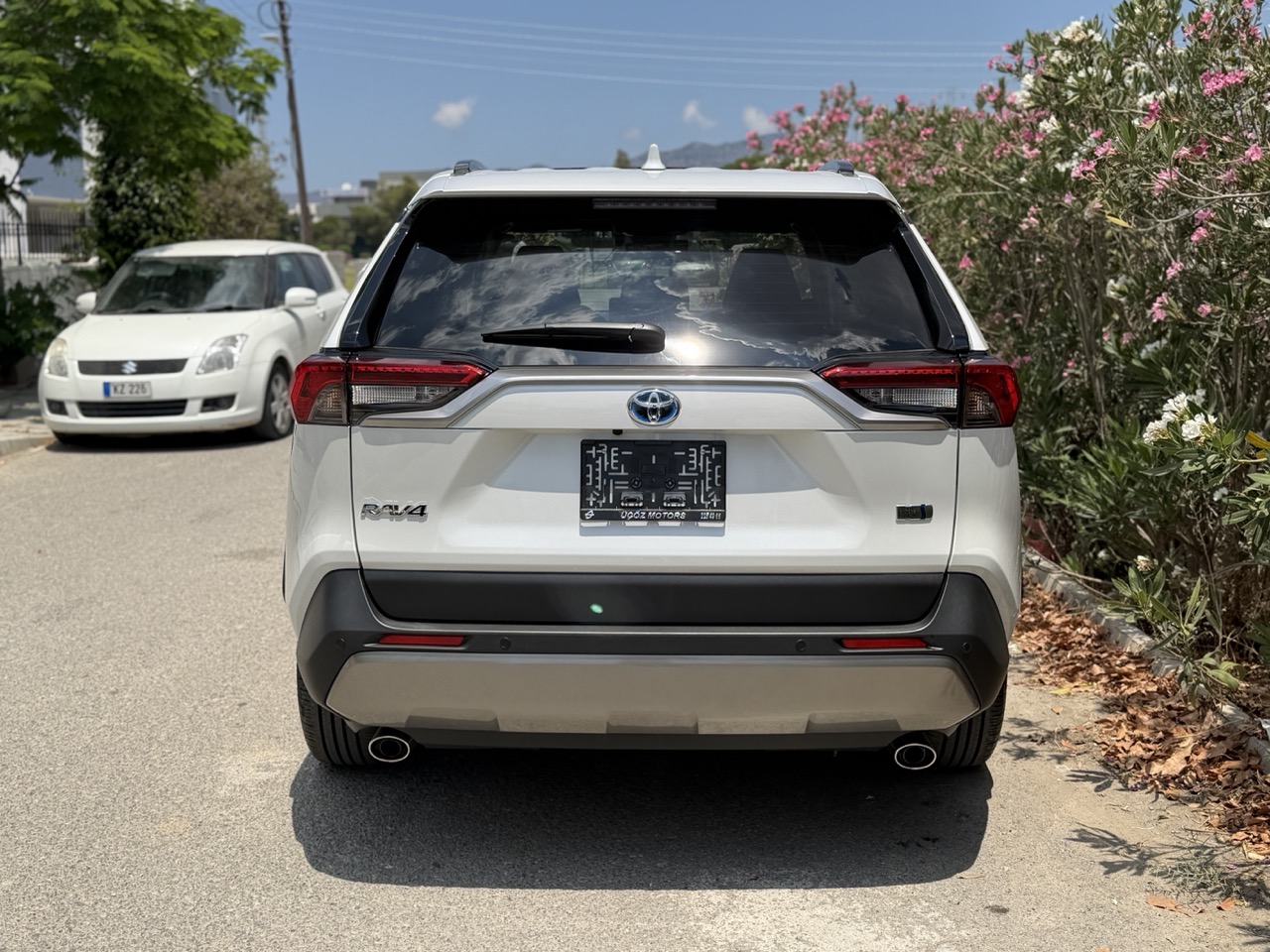 
								Toyota RAV4 PLUG IN HIBRIT full									