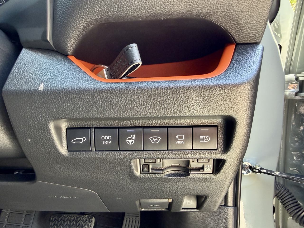 
								TOYOTA RAV4 HIBRIT ADVANTURA full									
