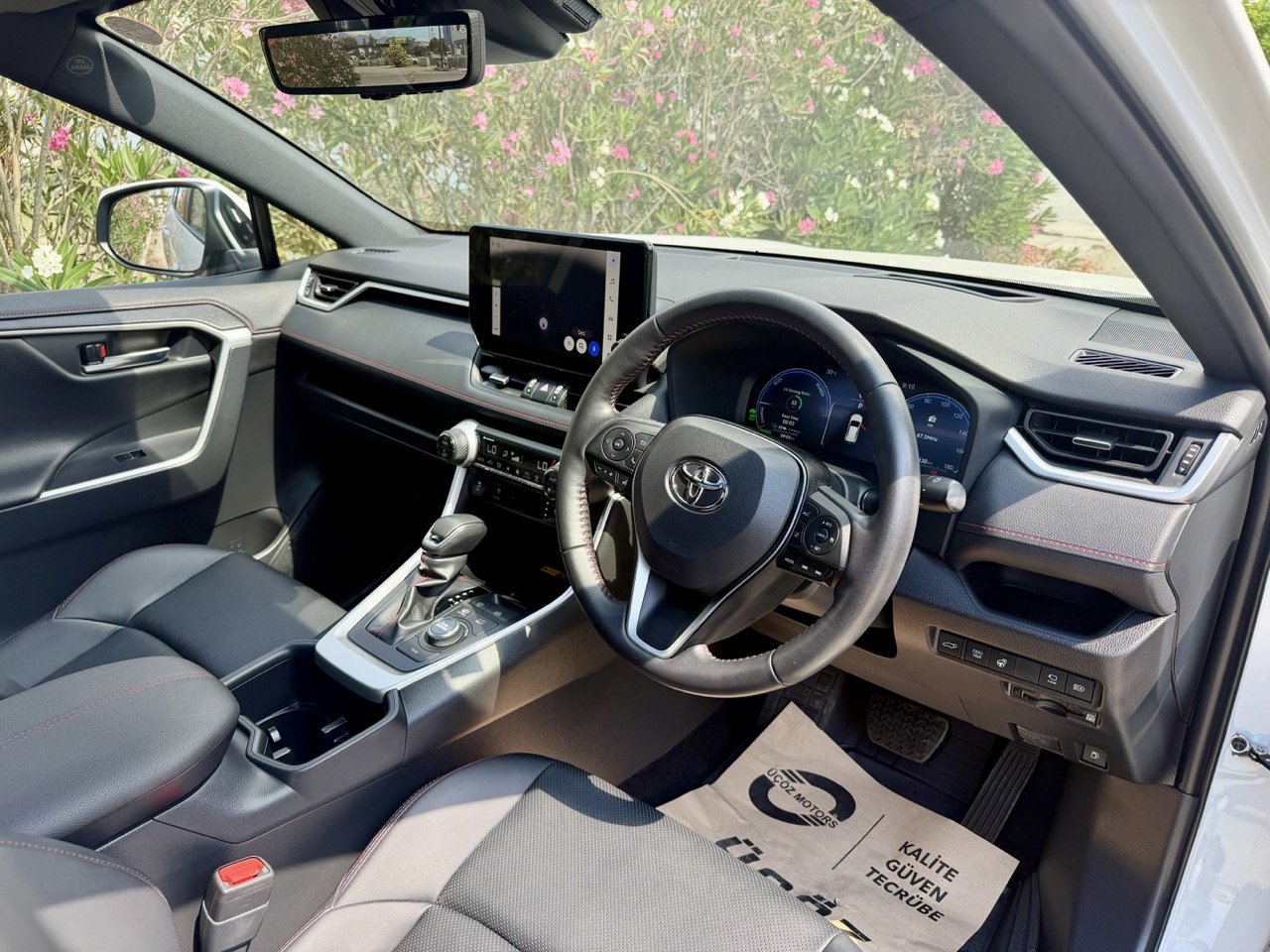
								TOYOTA RAV4 PLUG IN HIBRIT full									