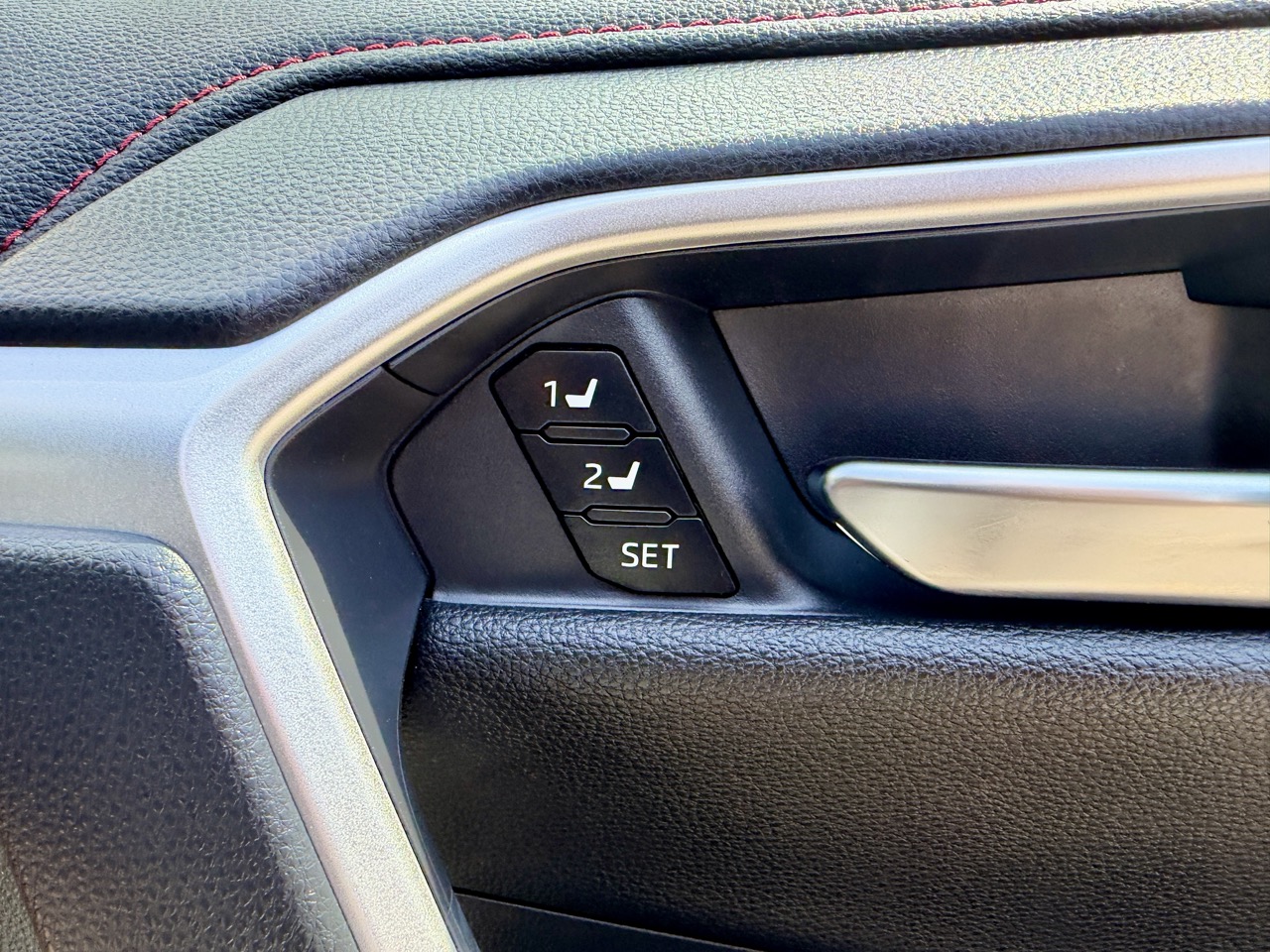 
								TOYOTA RAV4 PLUG IN HIBRIT full									