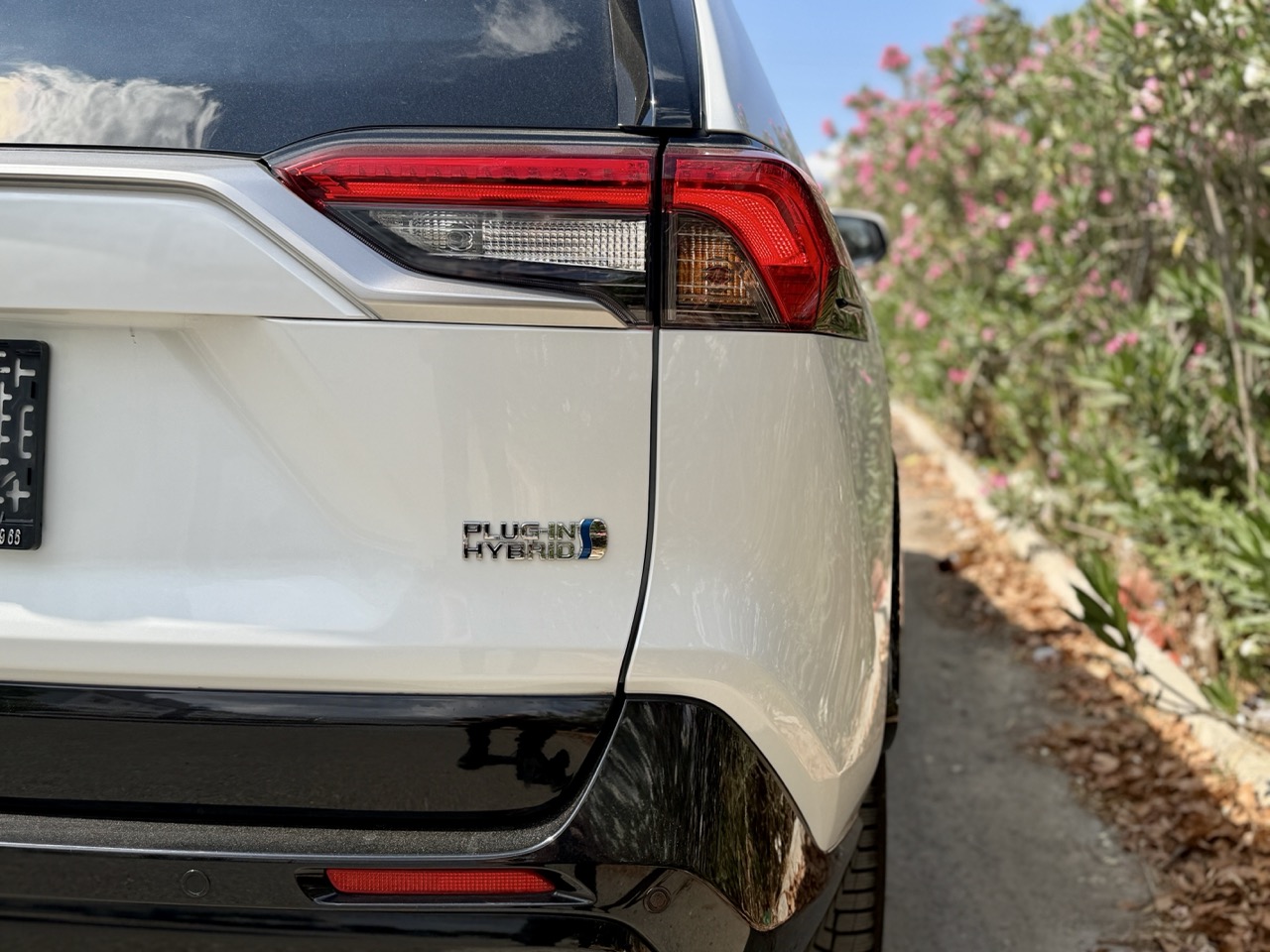 
								TOYOTA RAV4 PLUG IN HIBRIT full									