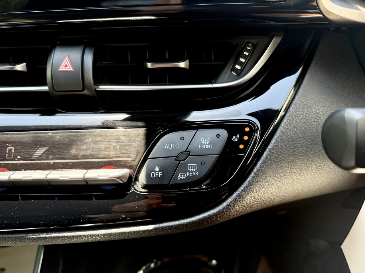 
								Toyota CH-R full									