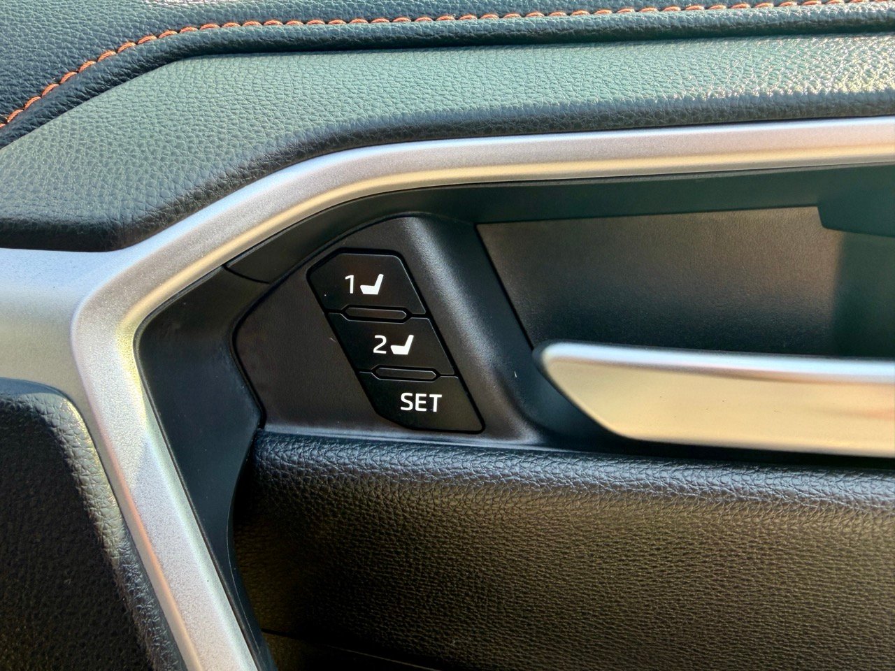 
								Toyota RAV4 full									