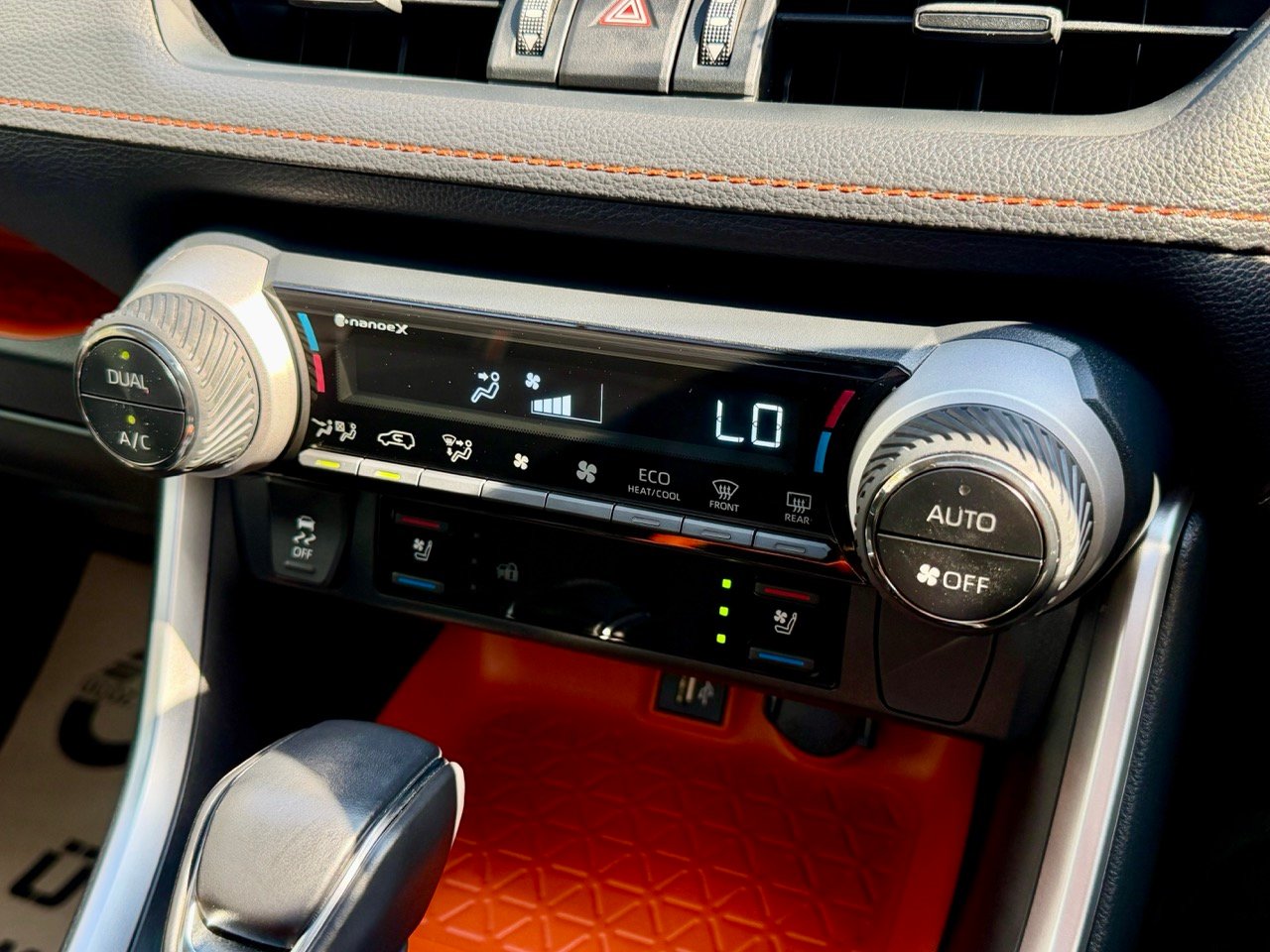 
								Toyota RAV4 full									