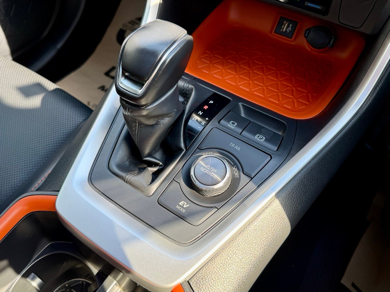 
								Toyota RAV4 full									