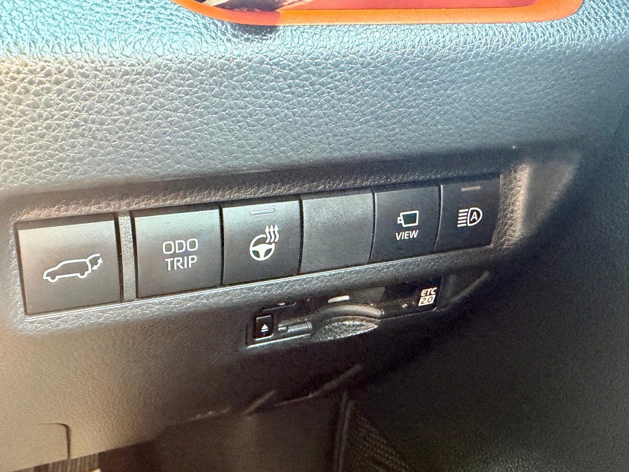 
								Toyota RAV4 full									