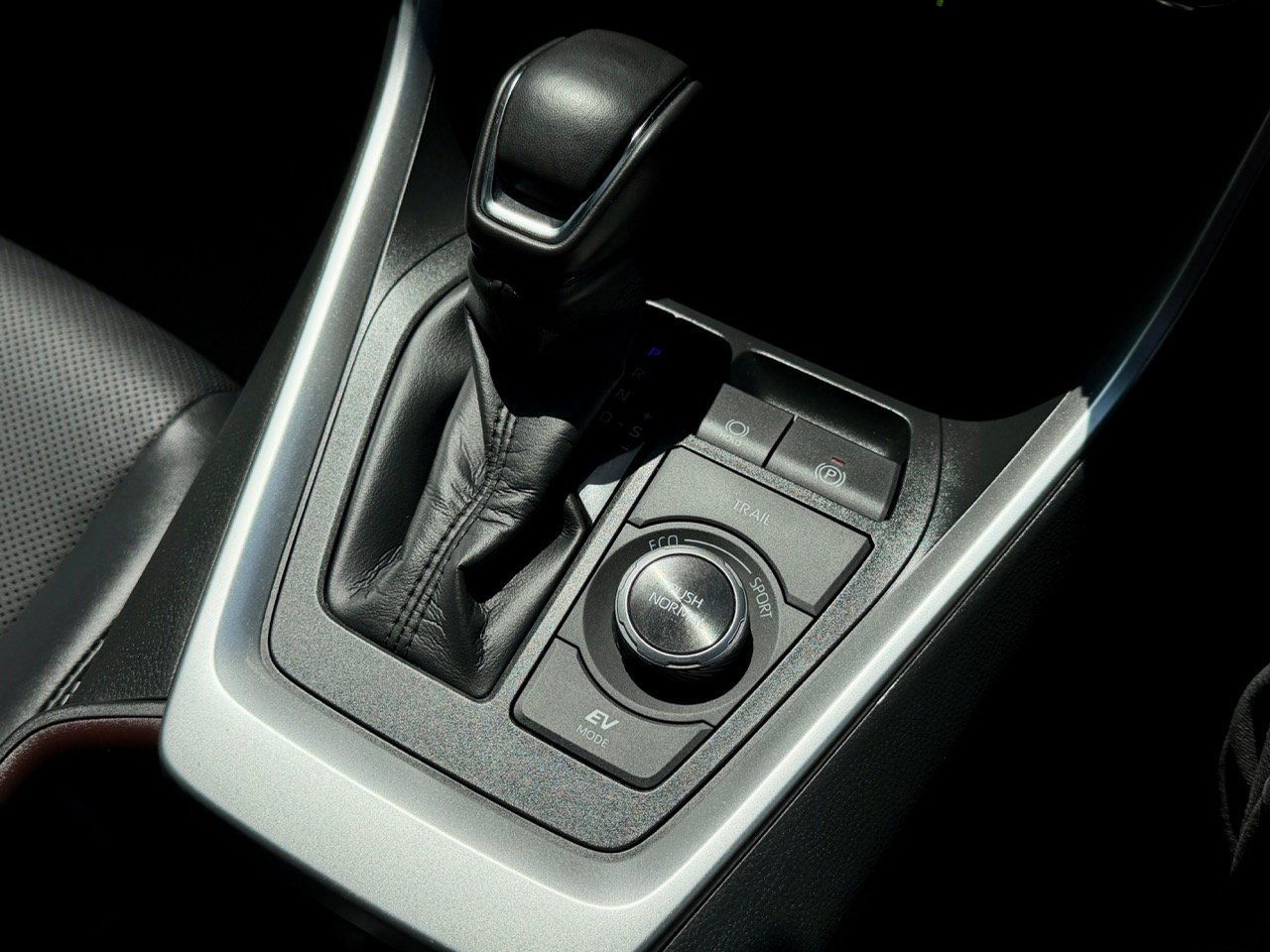 
								TOYOTA RAV4 full									