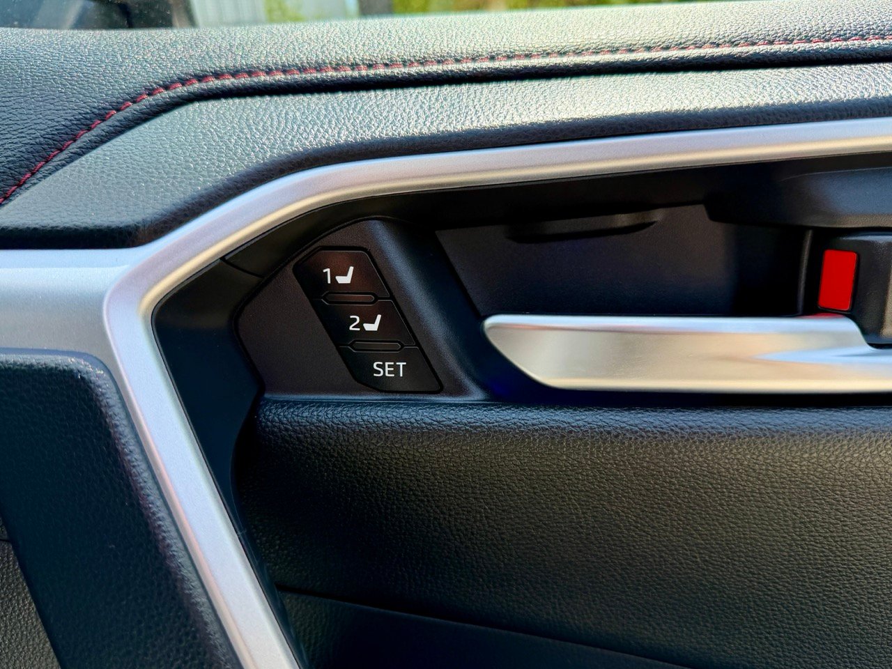 
								TOYOTA RAV4 PLUG IN HYBIRD full									