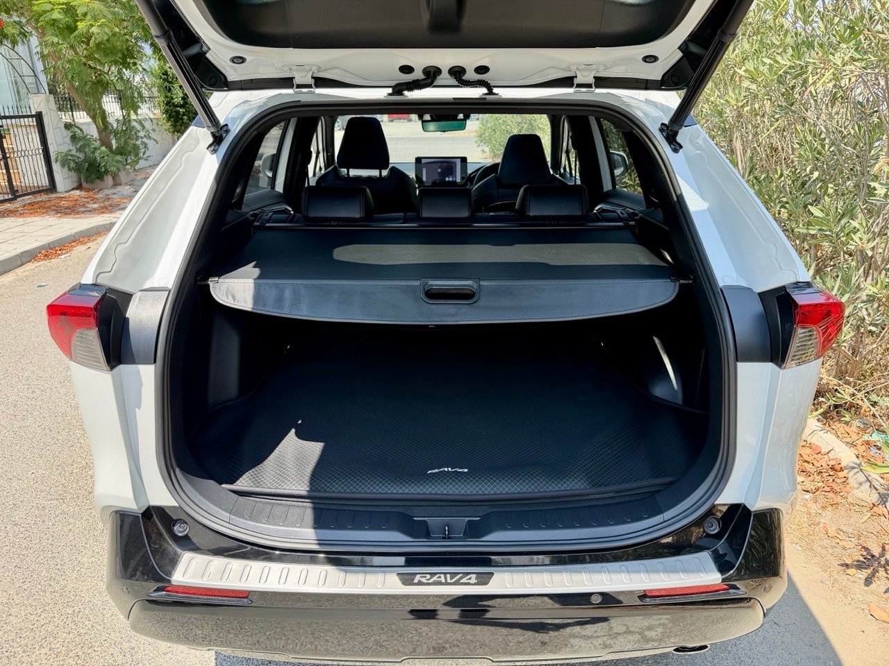 
								TOYOTA RAV4 PLUG IN HYBIRD full									