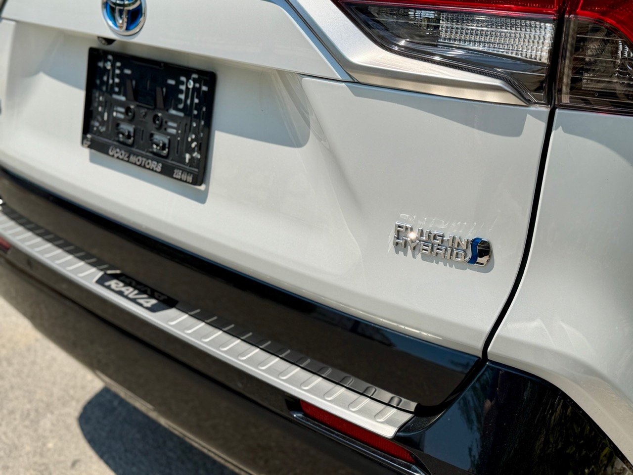 
								TOYOTA RAV4 PLUG IN HYBIRD full									