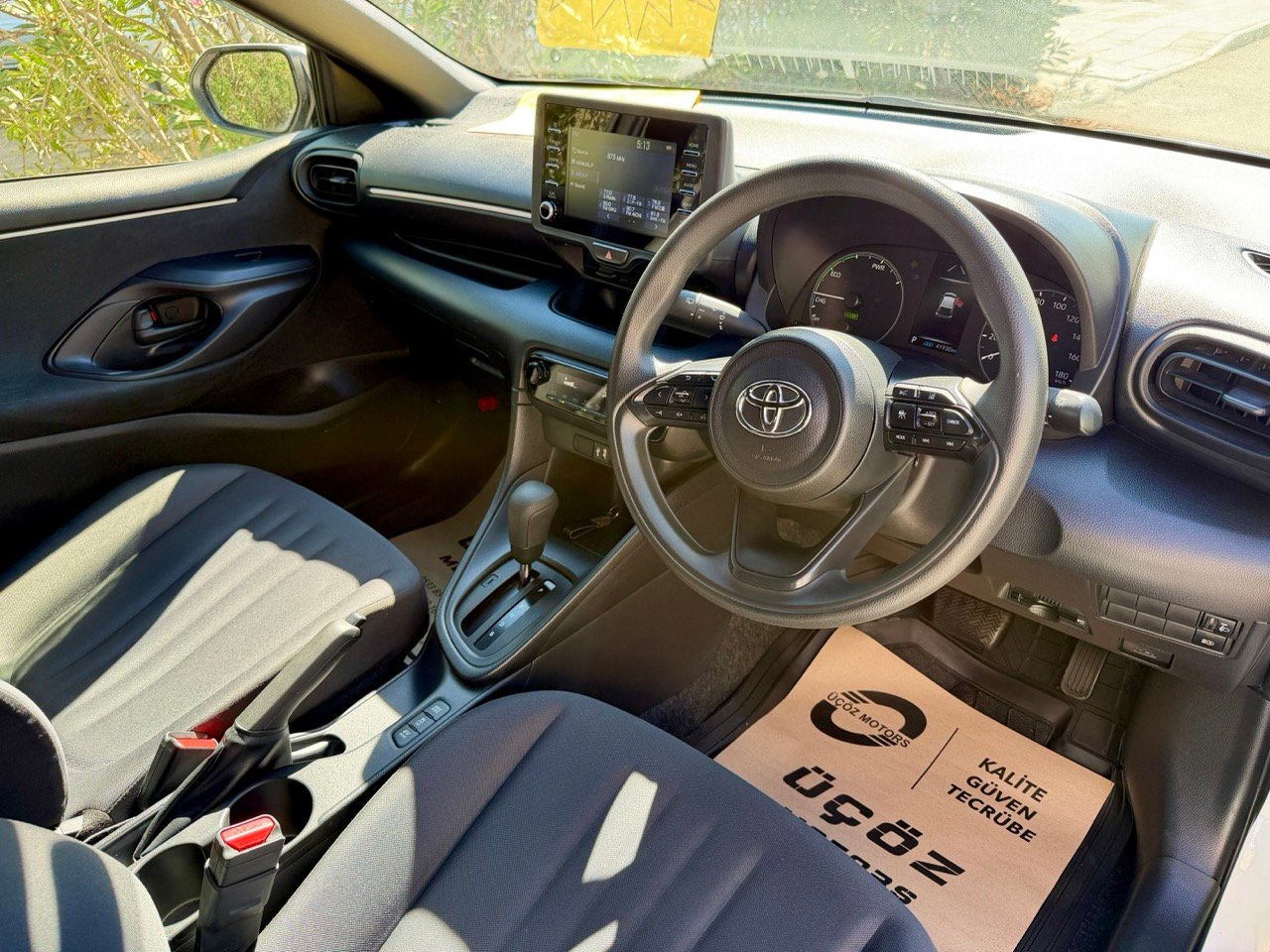 
TOYOTA YARIS HIBRIT full									